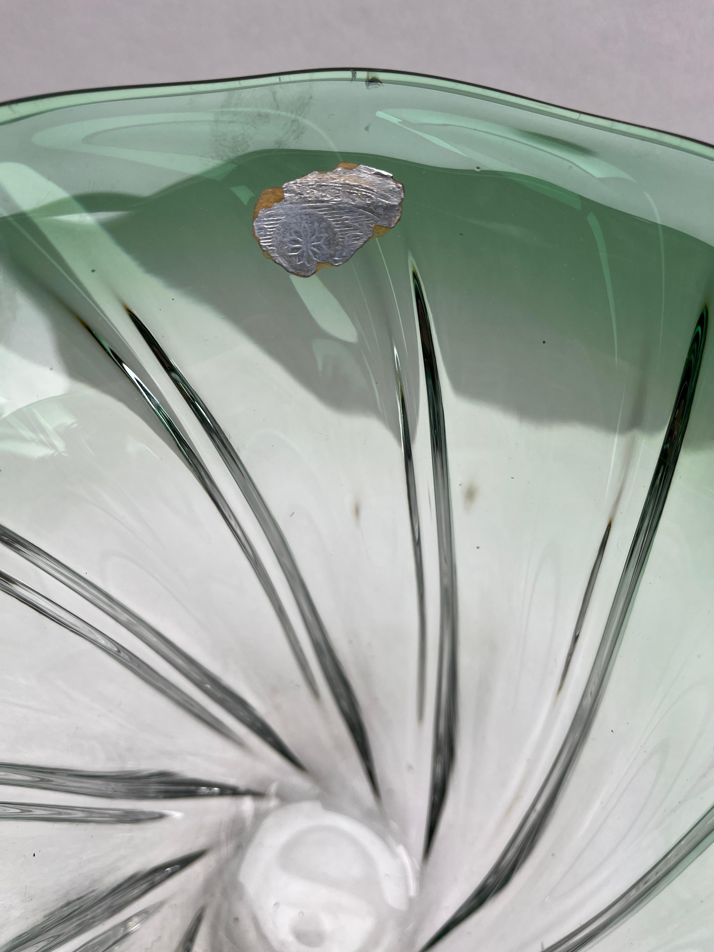 Milieu du XXe siècle Vase en cristal sculpté au cœur vert, Val Saint Lambert, Label, Belgique en vente