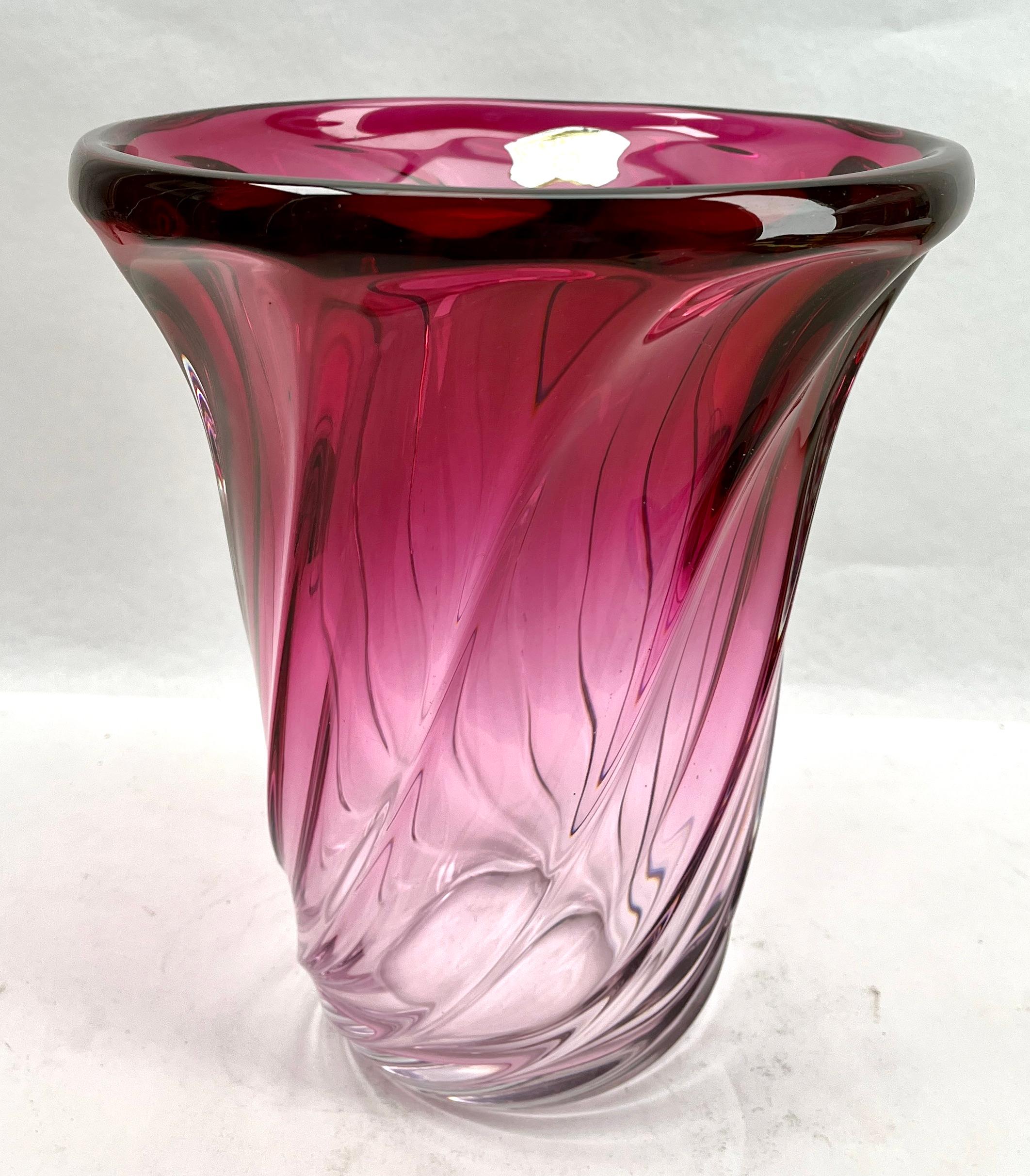 Vase en cristal sculpté Val Saint Lambert, Label avec cordon d'améthyste, Belgique en vente 1