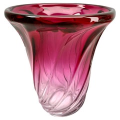 Vase en cristal sculpté Val Saint Lambert, Label avec cordon d'améthyste, Belgique