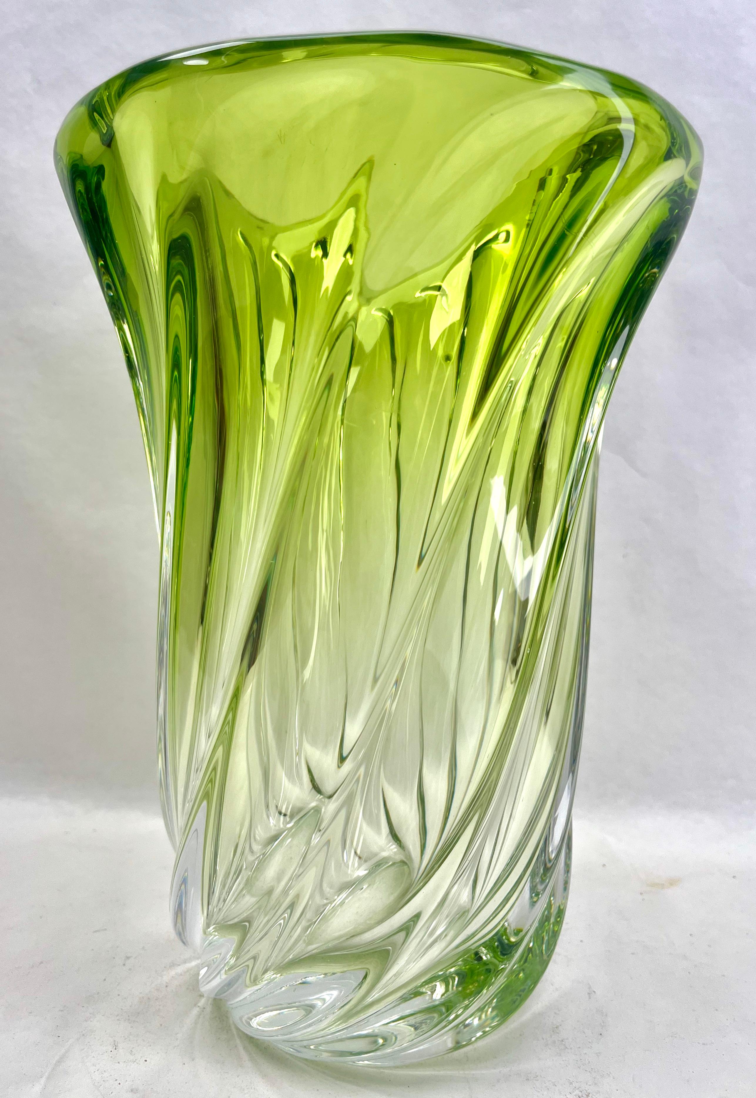 Val Saint Lambert, LABEL-Vase aus geformtem Kristall mit grünem Korpus, Belgien (Mitte des 20. Jahrhunderts) im Angebot