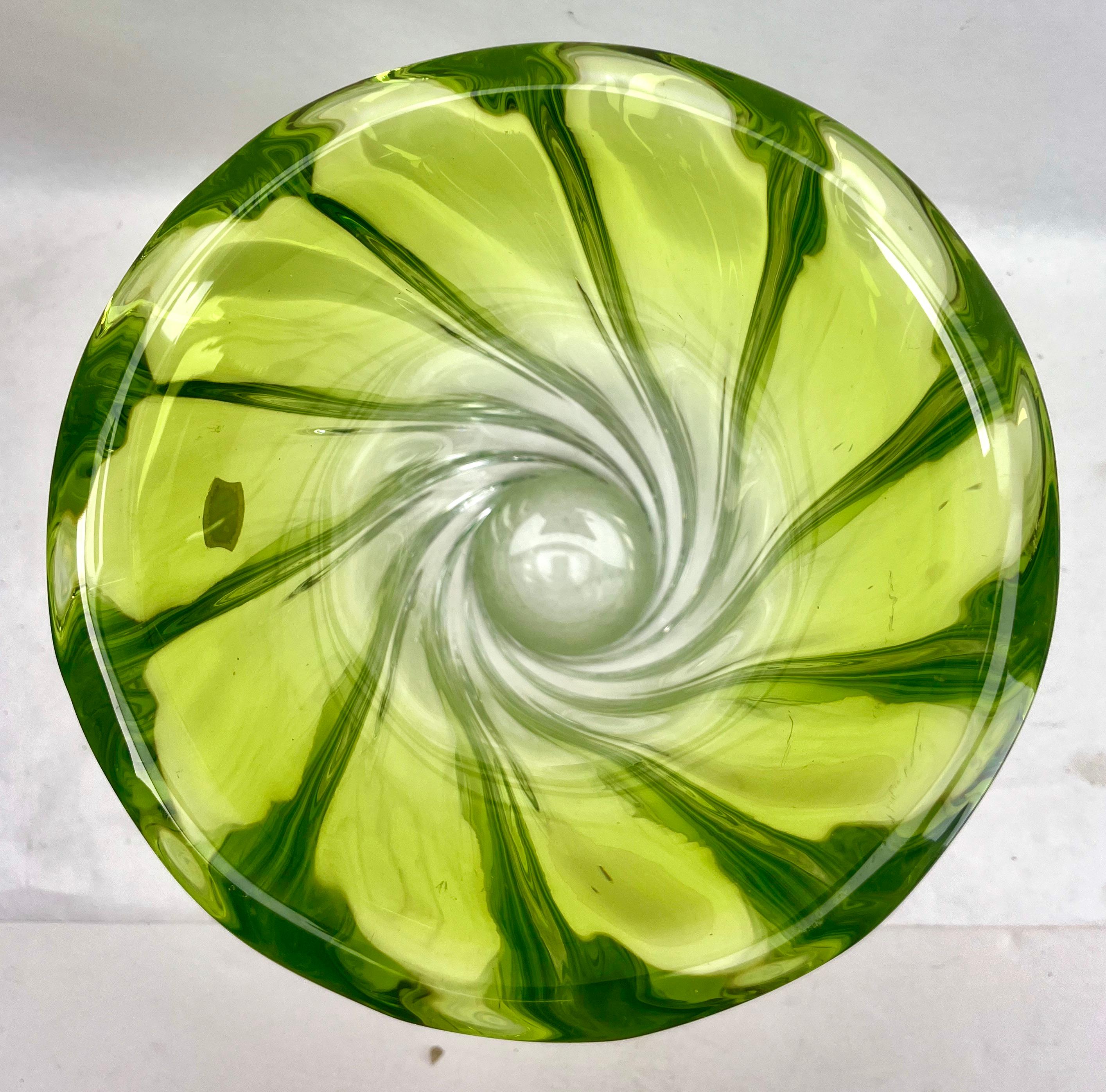 Val Saint Lambert, LABEL Jarrón de cristal esculpido con núcleo verde, Bélgica en venta 2