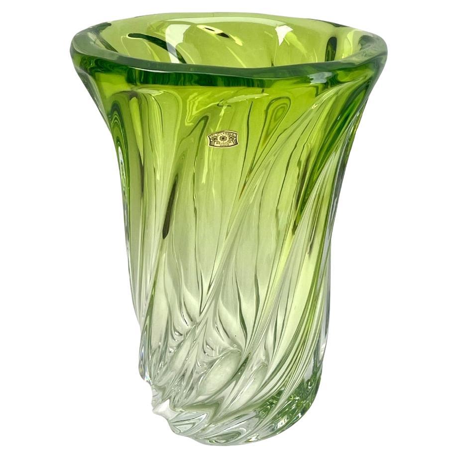 Val Saint Lambert, LABEL-Vase aus geformtem Kristall mit grünem Korpus, Belgien im Angebot