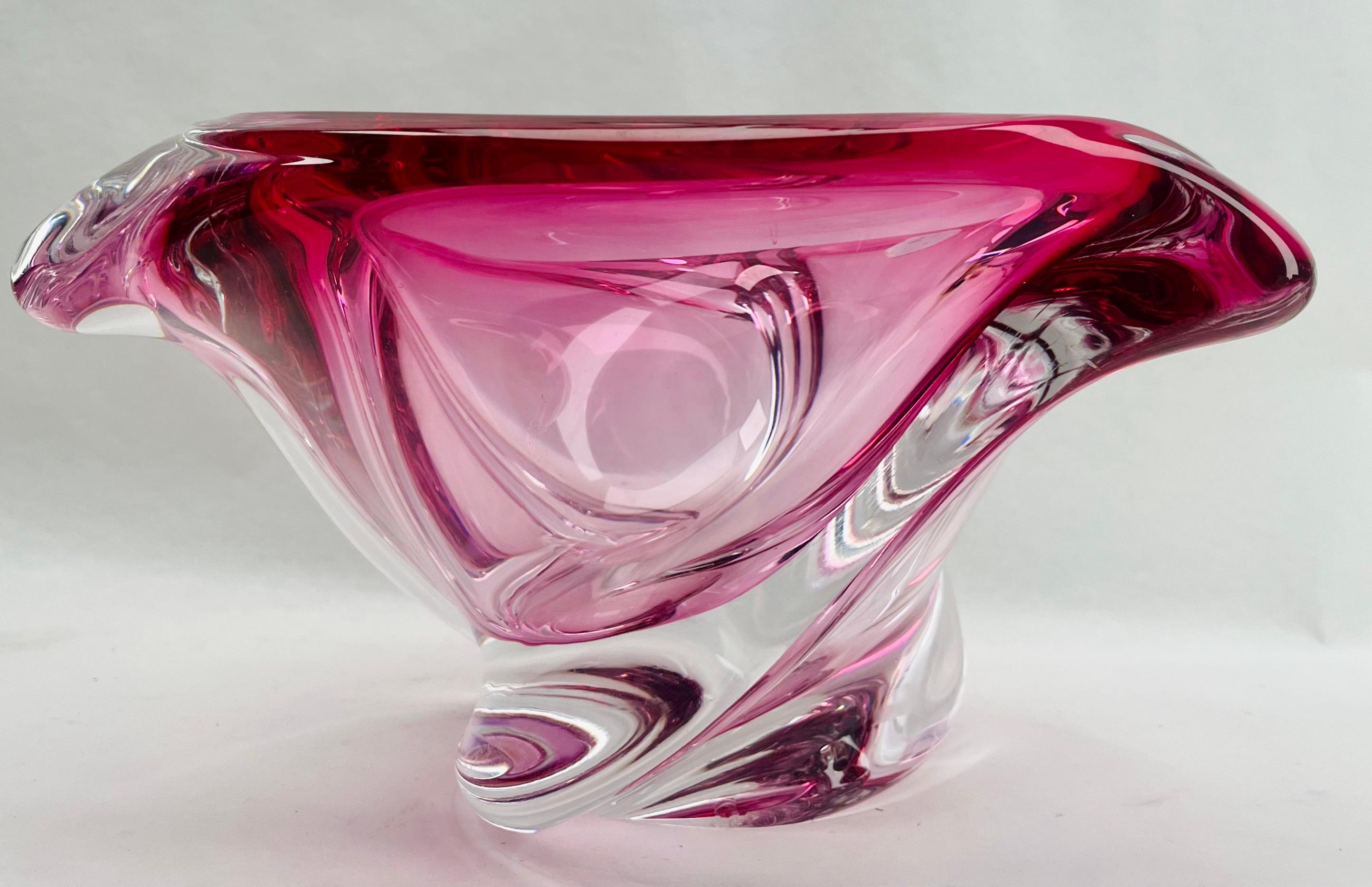 Mid-Century Modern Vase en cristal sculpté du Val Saint Lambert Label avec cœur Sommerso, Belgique en vente