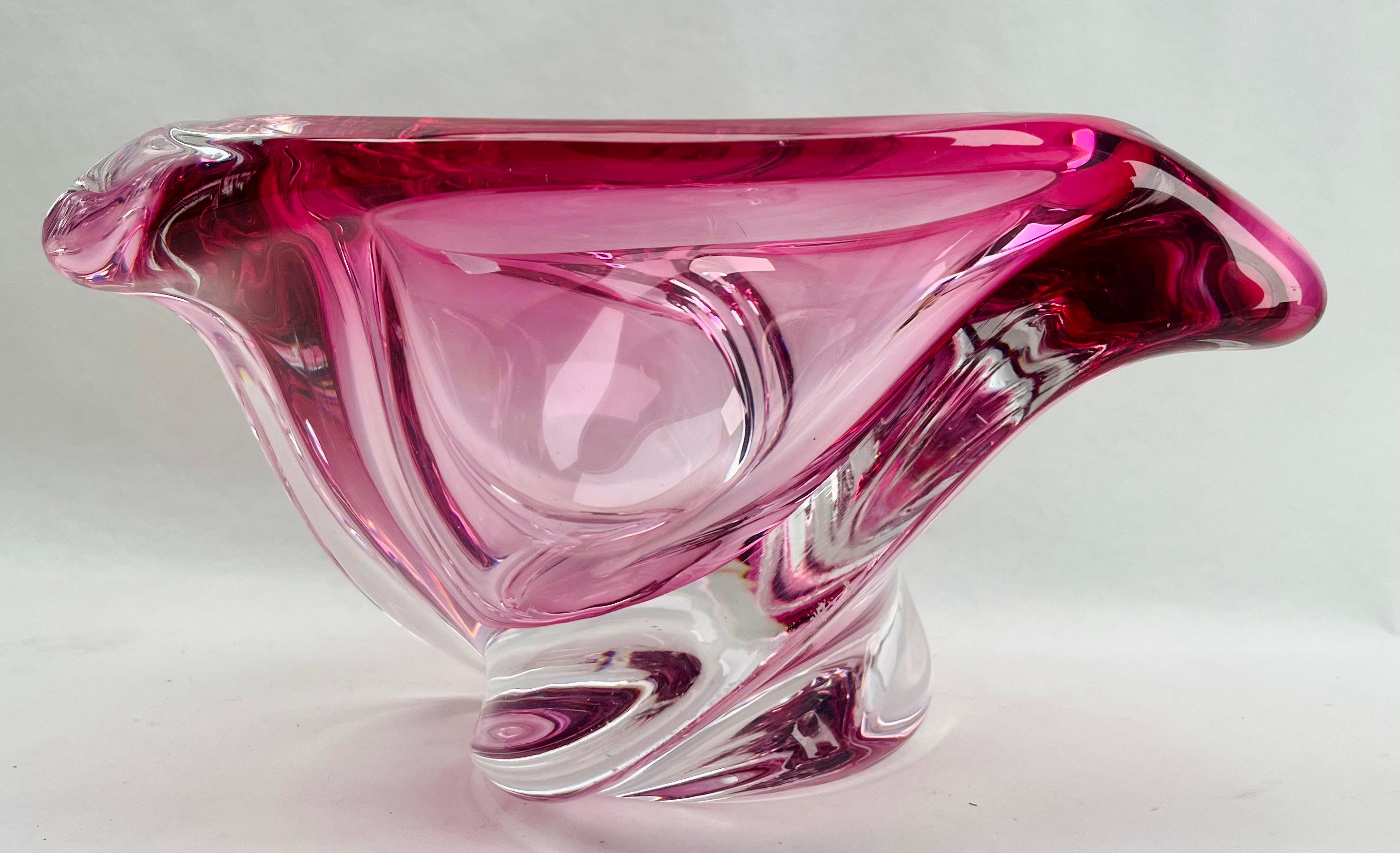 Val Saint Lambert Label Sculpted Crystal Vase with Sommerso Core, Belgium In Good Condition For Sale In Verviers, BE