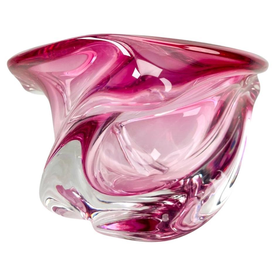 Vase en cristal sculpté du Val Saint Lambert Label avec cœur Sommerso, Belgique en vente