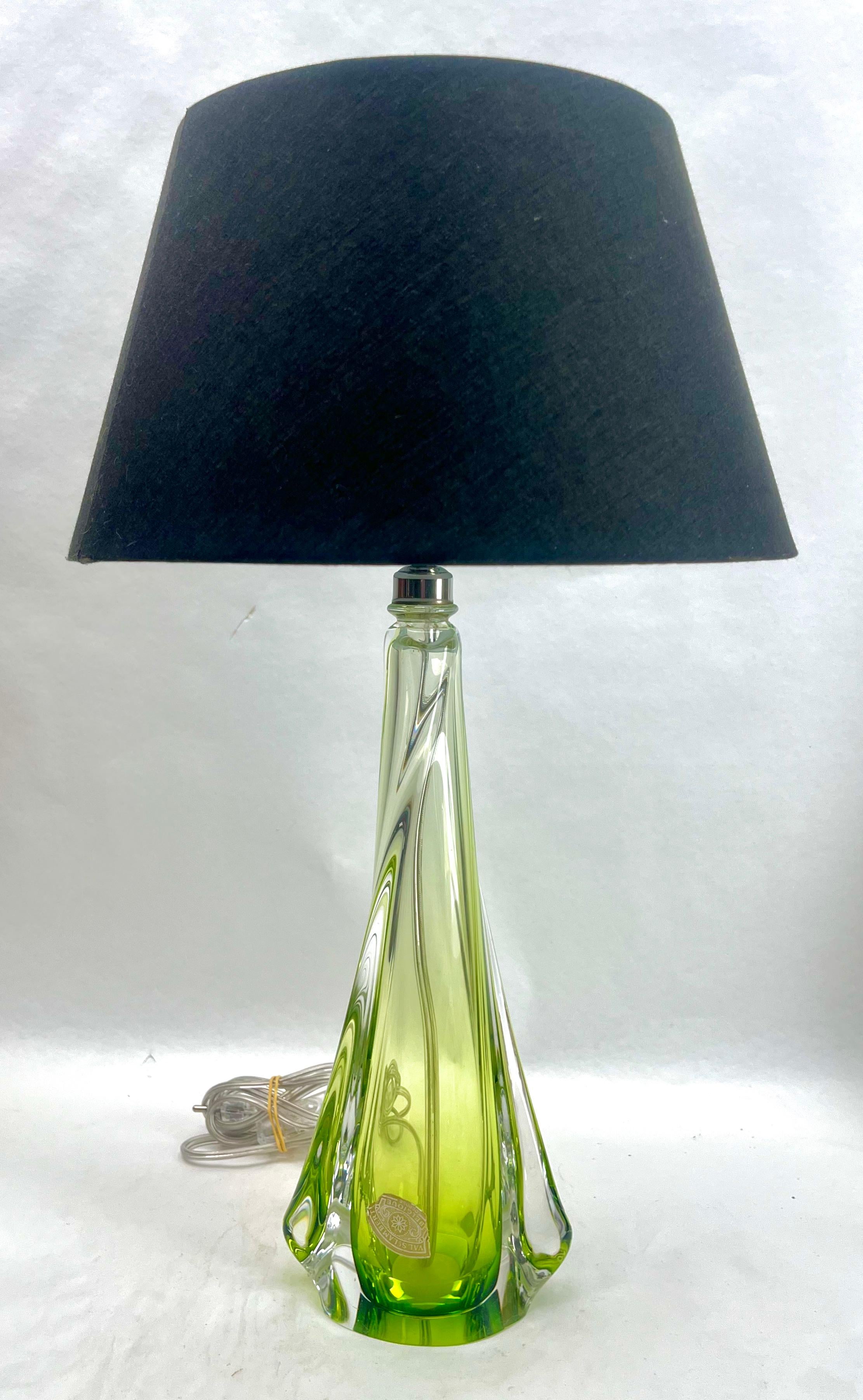 Mid-Century Modern Lampe de table en cristal 'Twisted Light' LABEL de Val Saint Lambert, Belgique années 1950 en vente