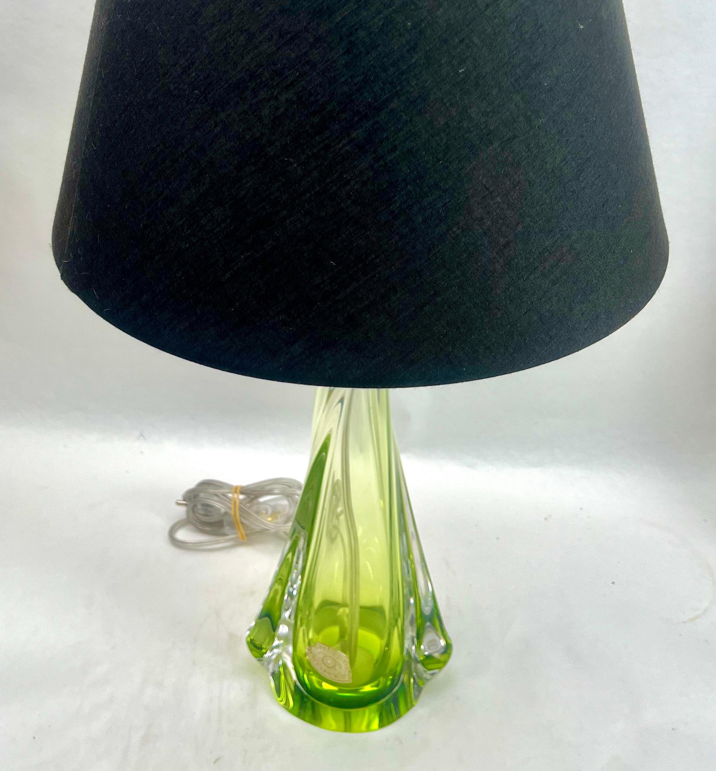 Fait main Lampe de table en cristal 'Twisted Light' LABEL de Val Saint Lambert, Belgique années 1950 en vente