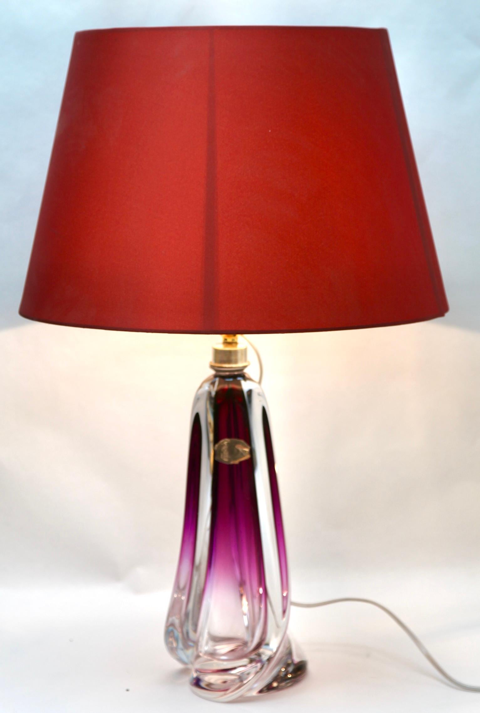 This simple yet graceful table lamp is in large size, 40 cm 15.74 inches excluding the shade.
The colored core in Classic Val Saint Lambert tint, has been given a thick Sommerso (clear crystal casing) so that the object appears delicate whilst