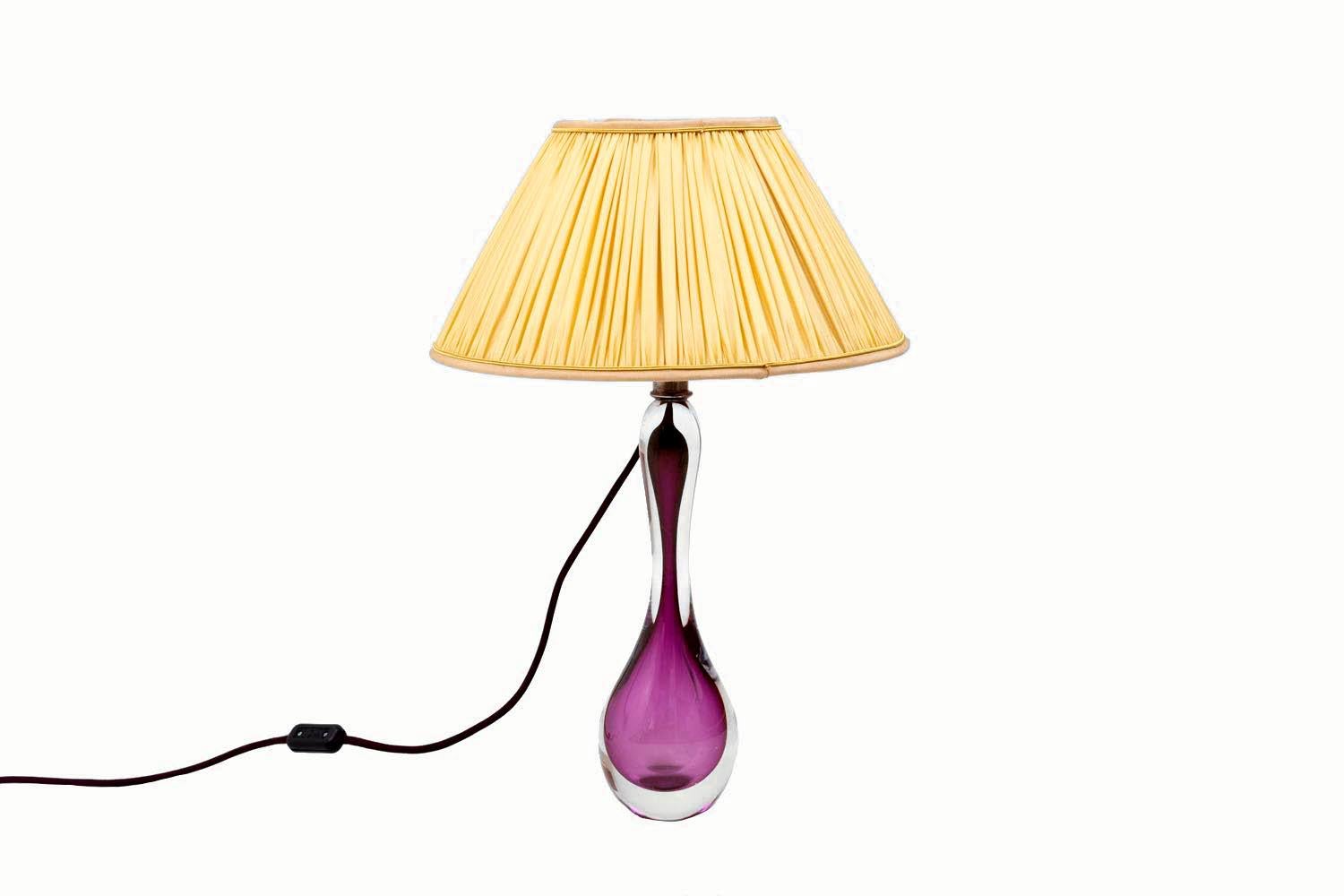 Val-Saint-Lambert, attribué à.

Lampe en cristal moulé transparent de forme balustre stylisée, pourpre doublé.

Travail réalisé dans les années 1960.

Système électrique neuf et fonctionnel.

! Le prix ne comprend pas le prix de l'abat-jour.