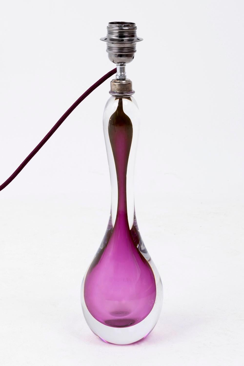 Moderne Lampe Val-Saint-Lambert, en cristal moulé transparent et violet, années 1960 en vente