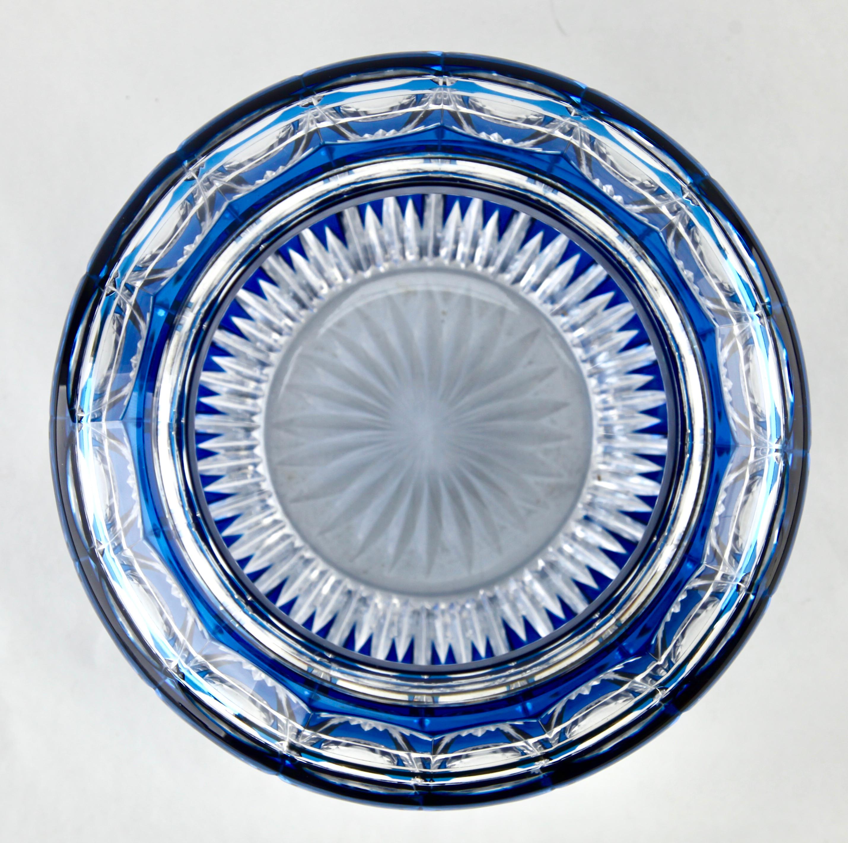 Milieu du XXe siècle Grand vase Picique Fleurs du Val Saint Lambert, en cristal taillé à la main, avec grille