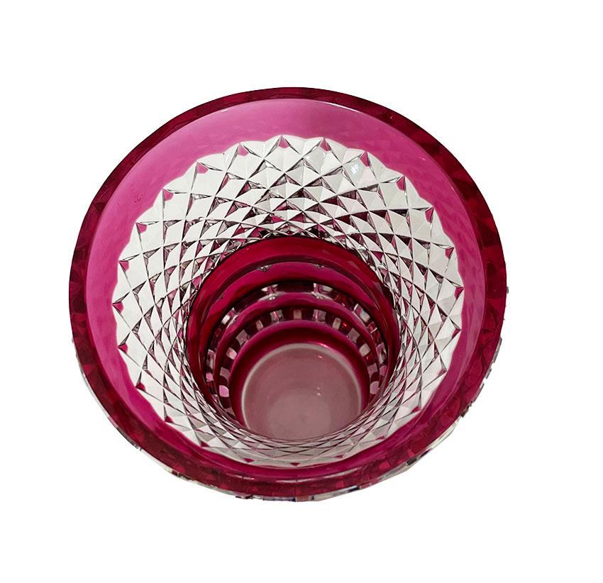 Val Saint Lambert petits vases en cristal rose taillé à clair, Signé

Vase en cristal taillé à clair de couleur rose de Belgique, provenant de Val Saint Lambert, Belgique, établi depuis 1826. 
Le vase est signé sur le fond 

La hauteur est de 16,5
