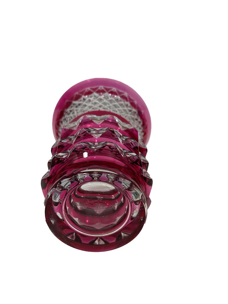 Belge Petit vase en cristal rose taillé sur transparent du Val Saint Lambert, signé en vente