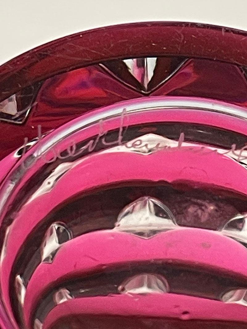Petit vase en cristal rose taillé sur transparent du Val Saint Lambert, signé Bon état - En vente à Delft, NL