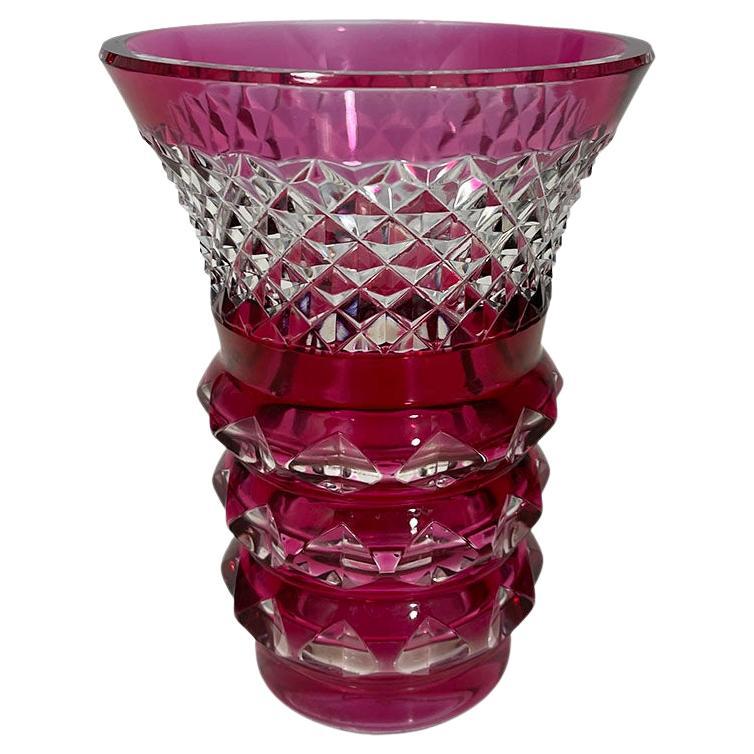 Petit vase en cristal rose taillé sur transparent du Val Saint Lambert, signé