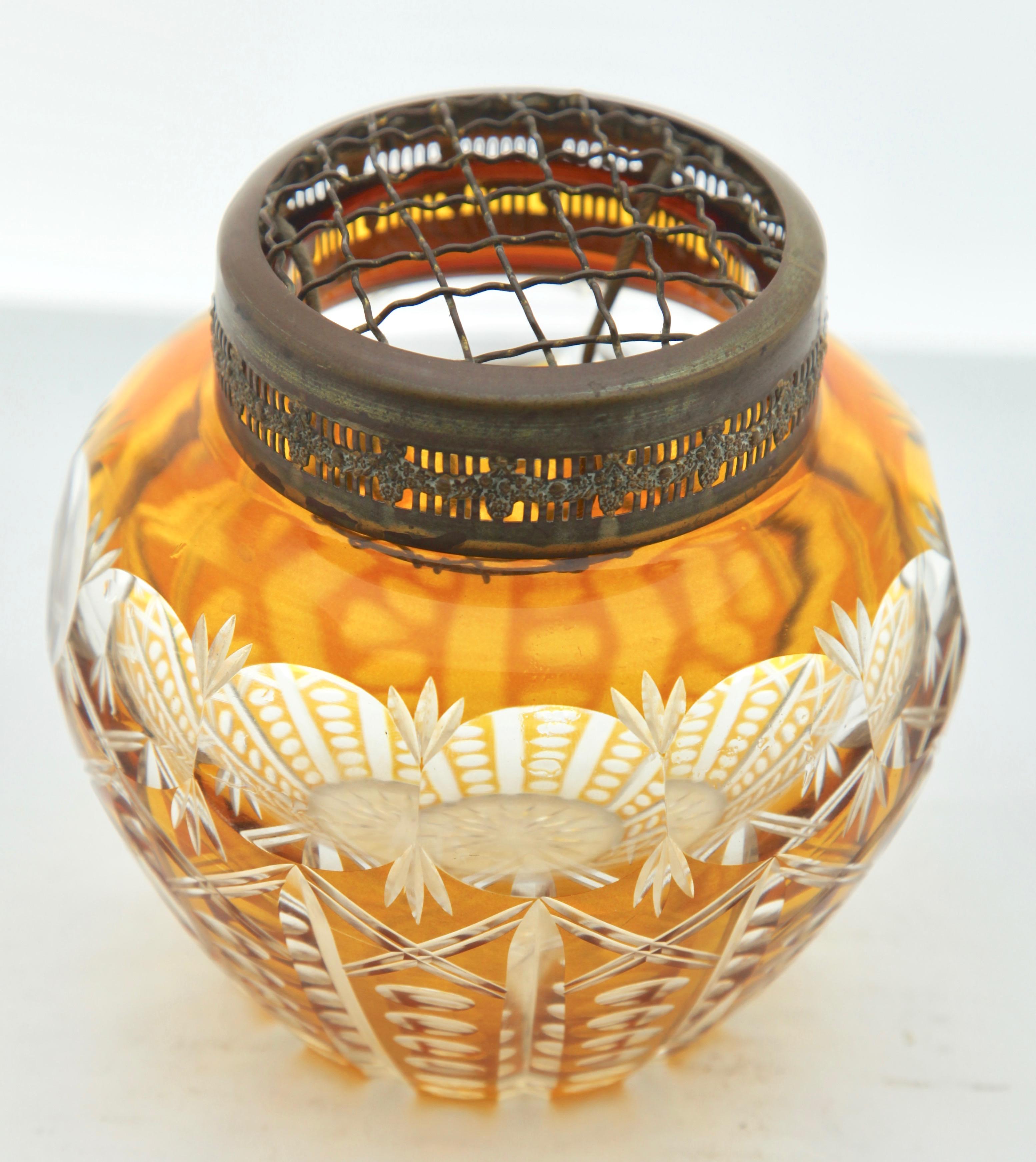 Vase 'Pique Fleurs' de Val Saint Lambert avec cristal Grille taillé à blanc:: années 1930

Beau cristal circulaire de Val Saint Lambert:: taillé à blanc à la main:: le verre est épais:: profondément et uniformément taillé:: 
Val St. Lambert:: circa