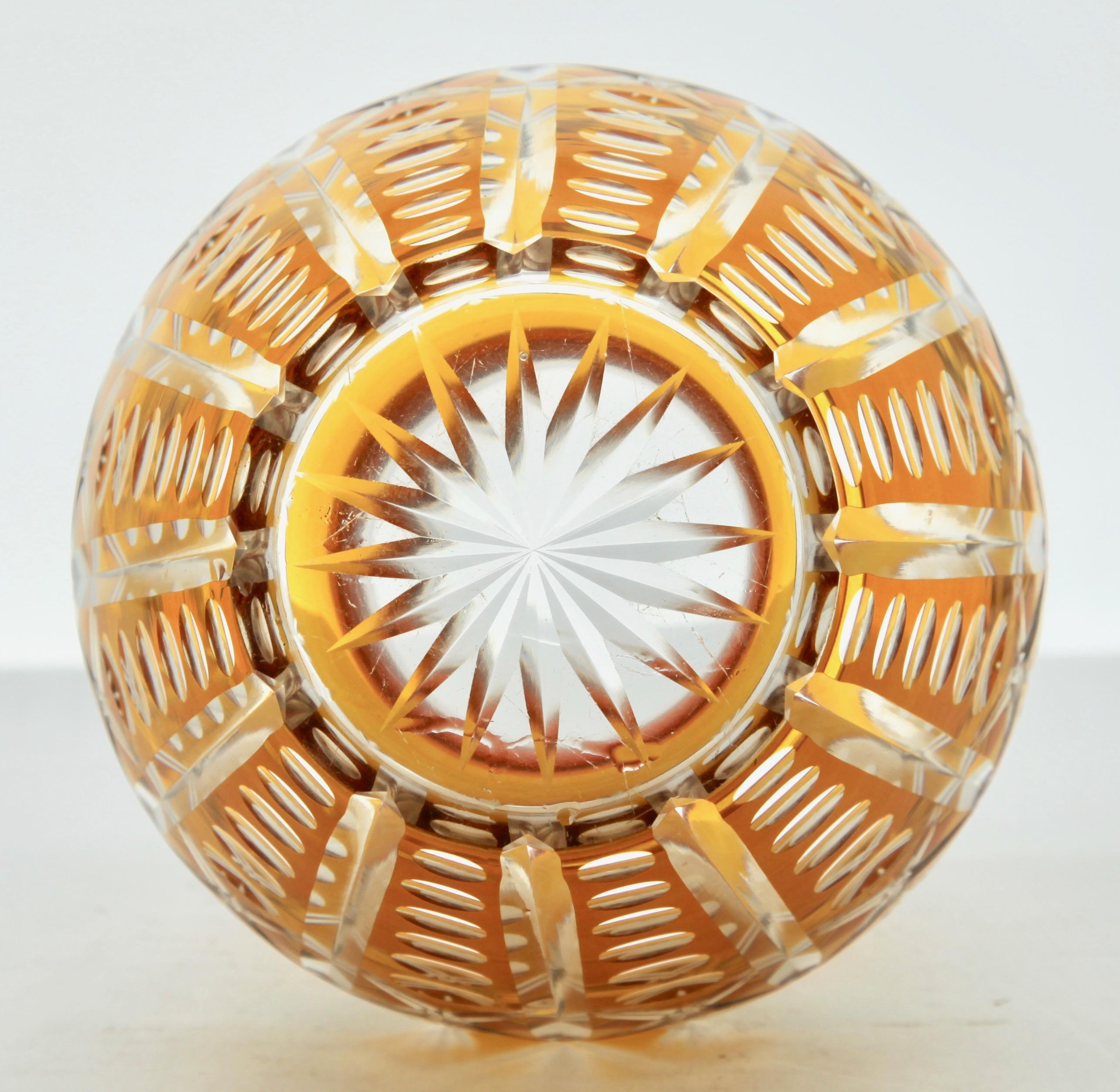 Cristal Vase 'Pique Fleurs' de Val Saint Lambert avec grille en cristal taillé en clair:: années 1930