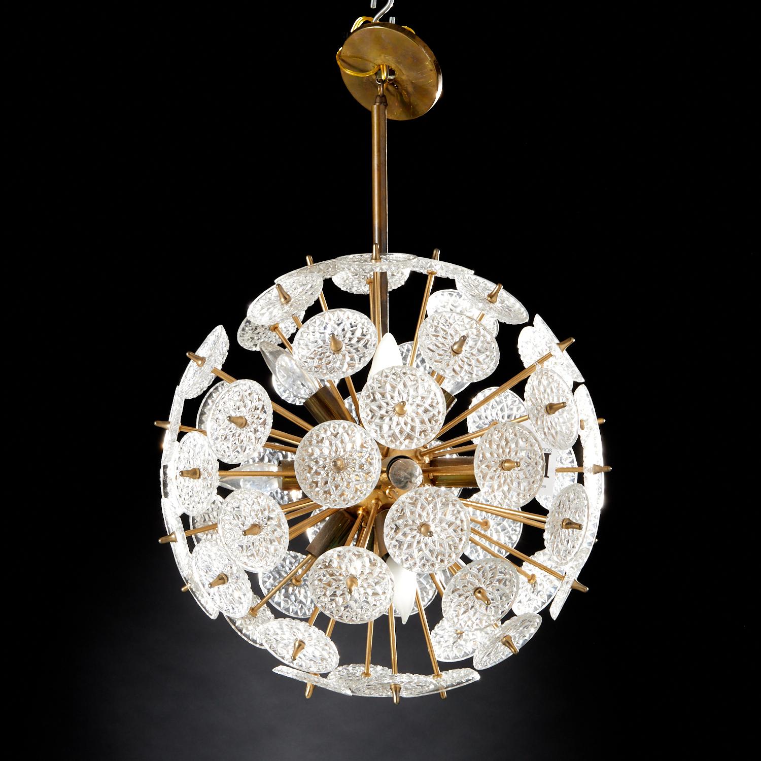 Val Saint Lambert um 1960, belgisch, mit Messingarmatur und Kristallglasblumen, eine Pendelleuchte im Stil von Emil Stejnar. Eine aufsehenerregende Leuchte, die sich wunderbar in eine Vielzahl von Design-Einstellungen einfügen würde. Andere zeigen