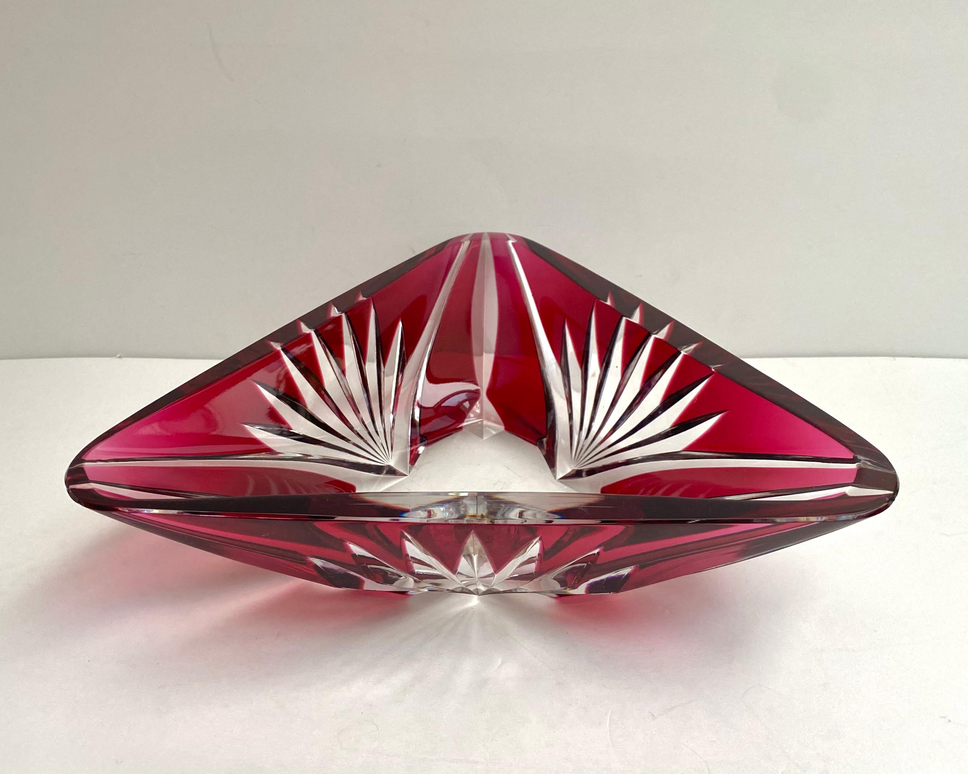 Vintage triangular vase / fruit bowl from the world leader in crystal production - the Belgian company Val Saint Lambert - founded in 1826 in Serena.

Vase handmade of double-layer crystal in the Art Deco style in a beautiful garnet color.

Produced