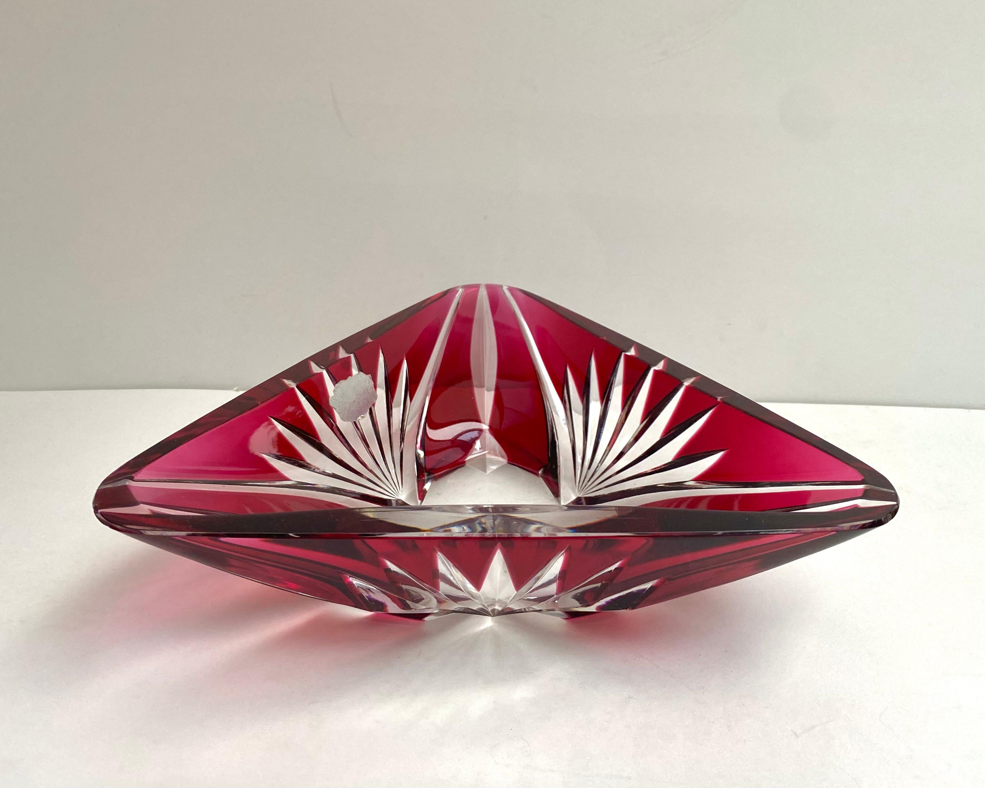 Milieu du XXe siècle Vase vintage en cristal rouge du Val Saint Lambert en vente