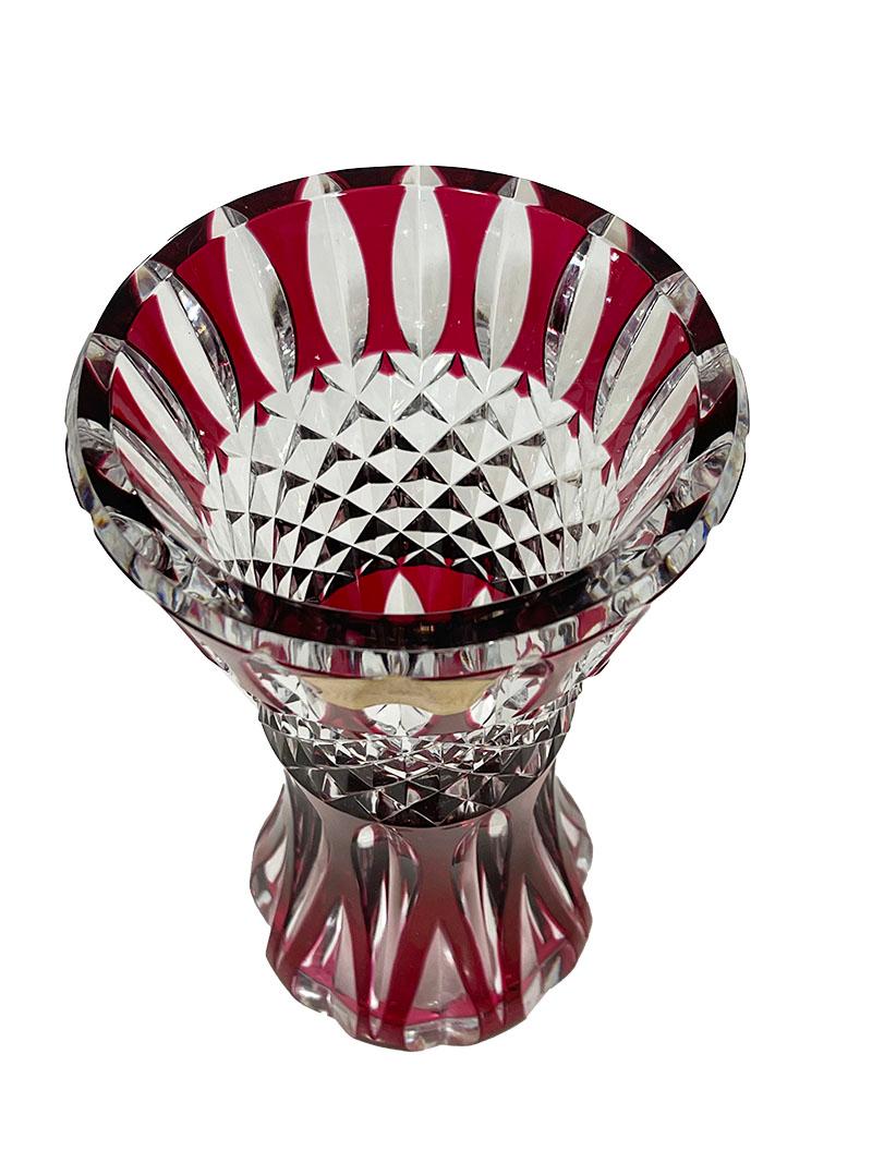 Vase rouge découpé en cristal transparent du Val Saint Lambert, signé

Un vase en cristal taillé à clair de couleur rouge de Belgique provenant de Val Saint Lambert, Belgique, établi depuis 1826. 
Le vase est signé sur le fond et le vase possède