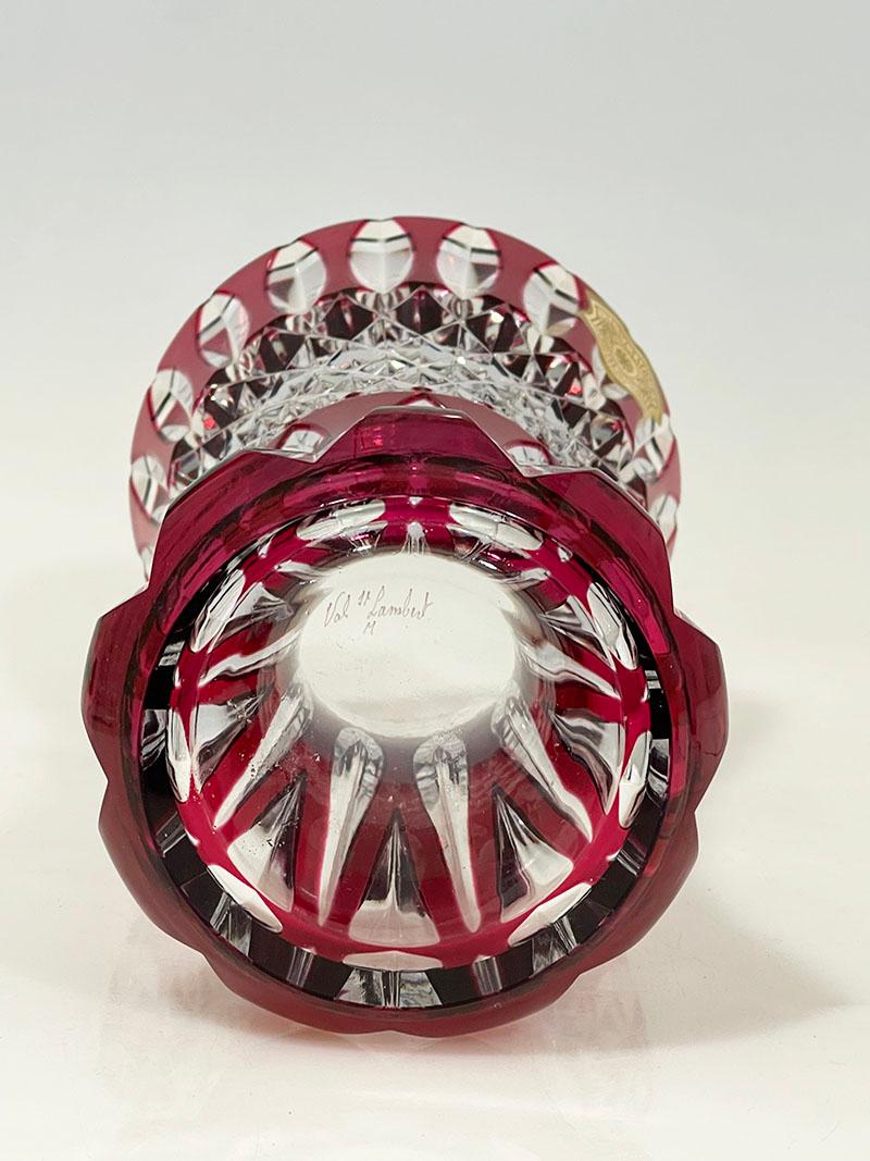 Belge Vase rouge découpé en cristal transparent du Val Saint Lambert, signé en vente