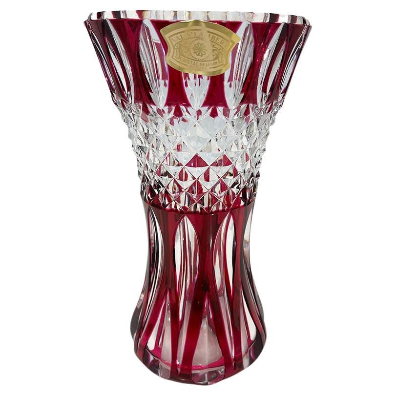 Vase rouge découpé en cristal transparent du Val Saint Lambert, signé en vente