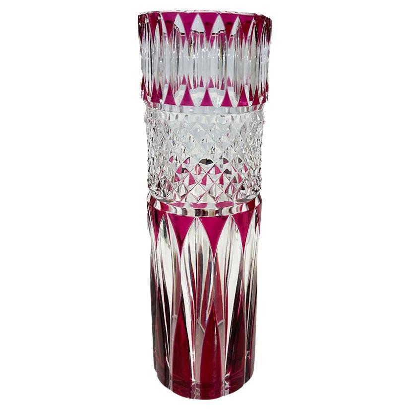 Petit vase en cristal rouge/pince taillé au clair du Val Saint Lambert, signé