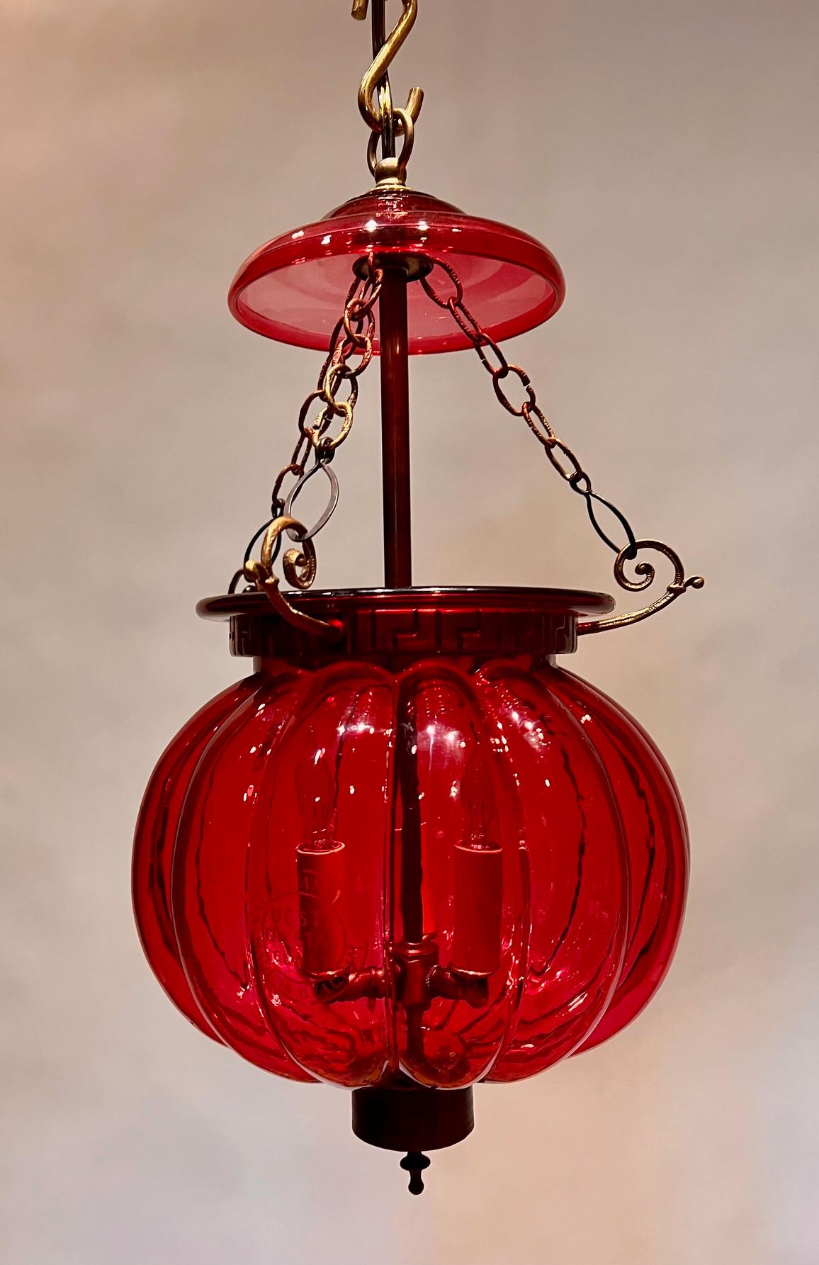 Val Saint Lambert es uno de los principales fabricantes de vidrio artístico desde 1826. Durante casi 2 siglos, sus creaciones han sido apreciadas en Europa, Asia y Norteamérica. 
Este farolillo de cristal soplado a mano en forma de calabaza de color
