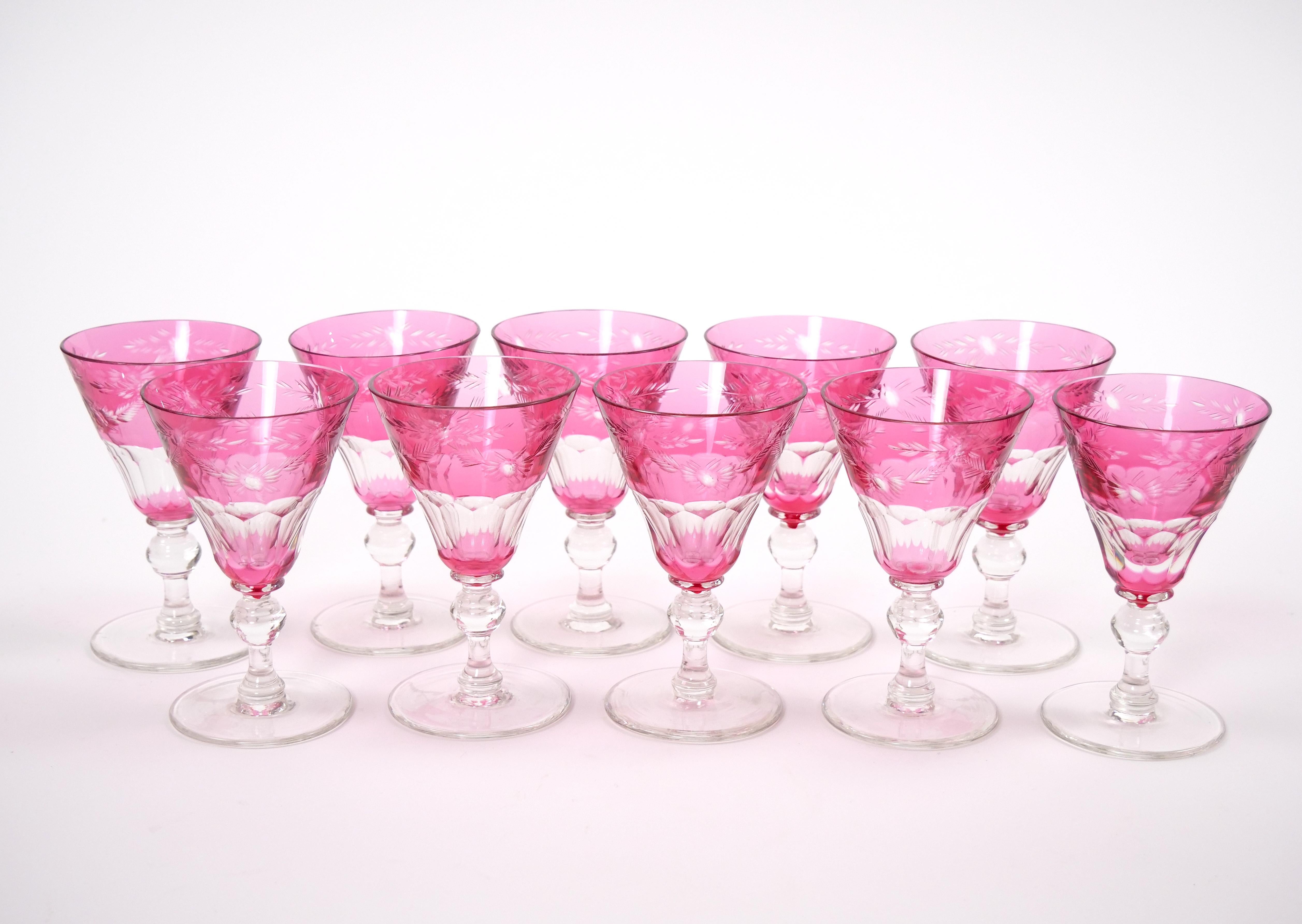 Questo splendido set di coupe da champagne in cristallo rubino di Val Saint Lambert della metà del XX secolo, proveniente dal Belgio, incarna un'eleganza raffinata e una sapiente lavorazione artigianale. Ogni coppa è splendidamente incisa con un