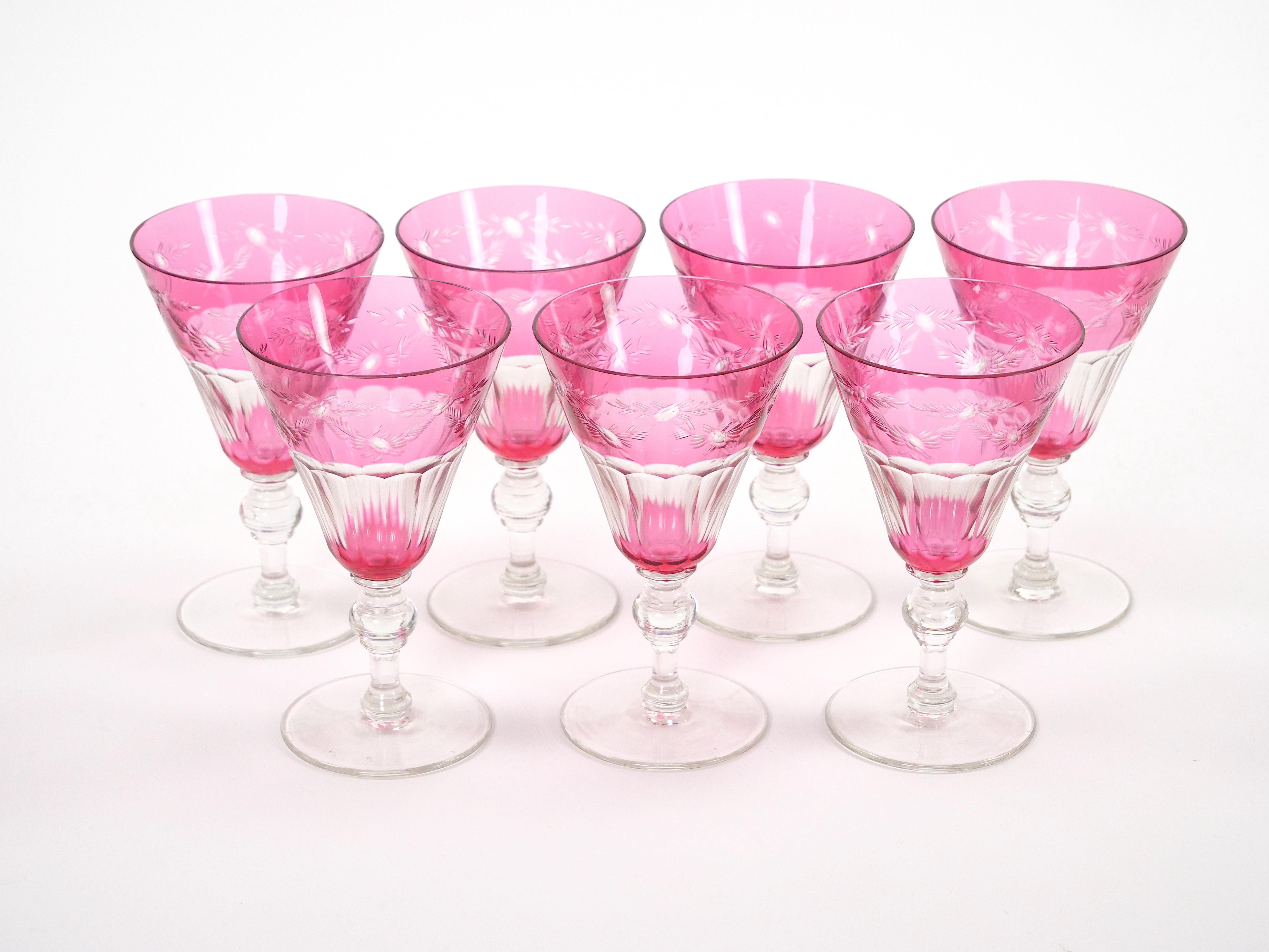 Questo splendido set di coupe da champagne in cristallo rubino di Val Saint Lambert della metà del XX secolo, proveniente dal Belgio, incarna un'eleganza raffinata e una sapiente lavorazione artigianale. Ogni coppa è splendidamente incisa con un