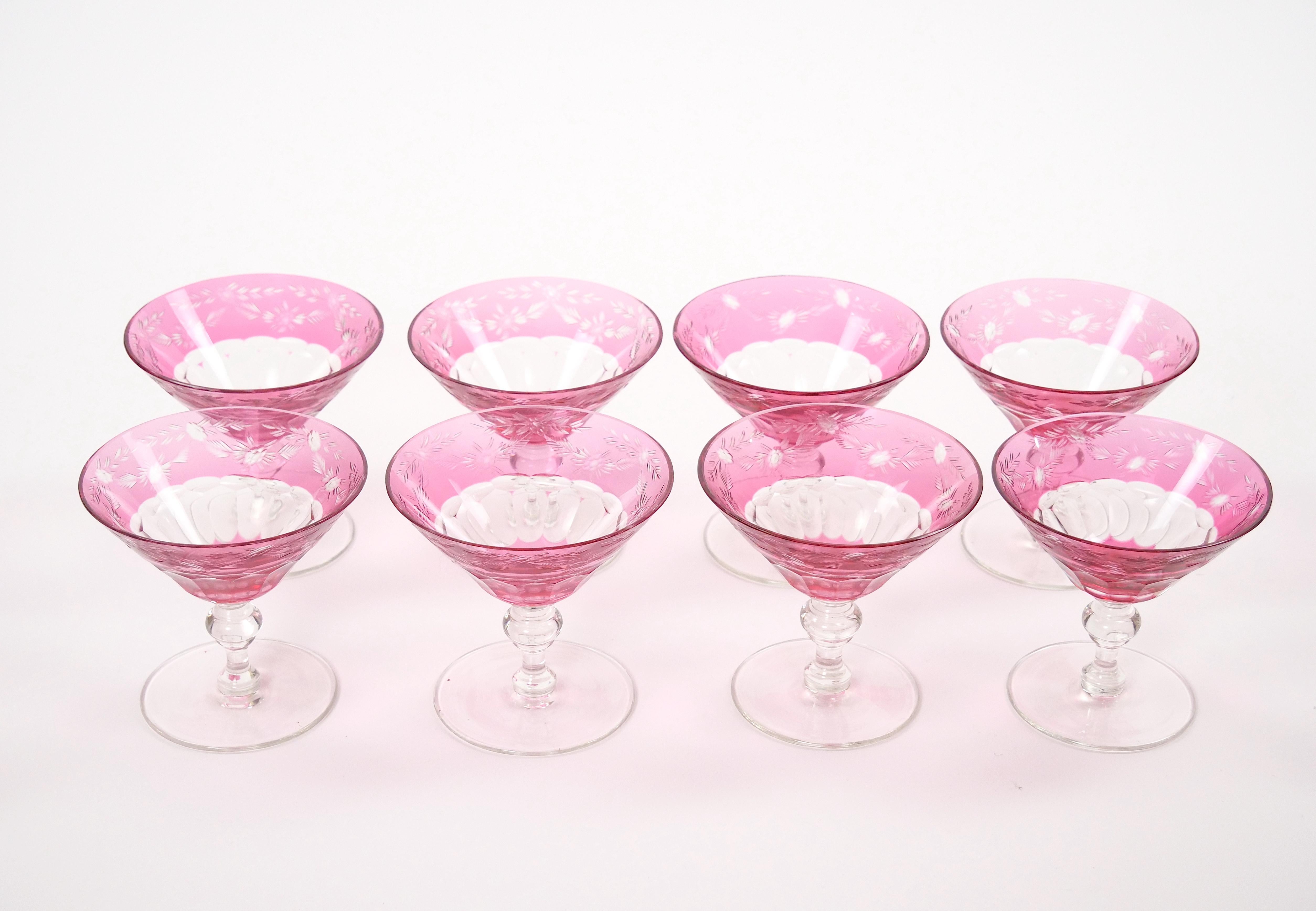 Questo splendido set di bicchieri da cocktail in cristallo rubino di Val Saint Lambert della metà del XX secolo, proveniente dal Belgio, incarna un'eleganza raffinata e una maestria artigianale. Ogni coppa è splendidamente incisa con un intricato