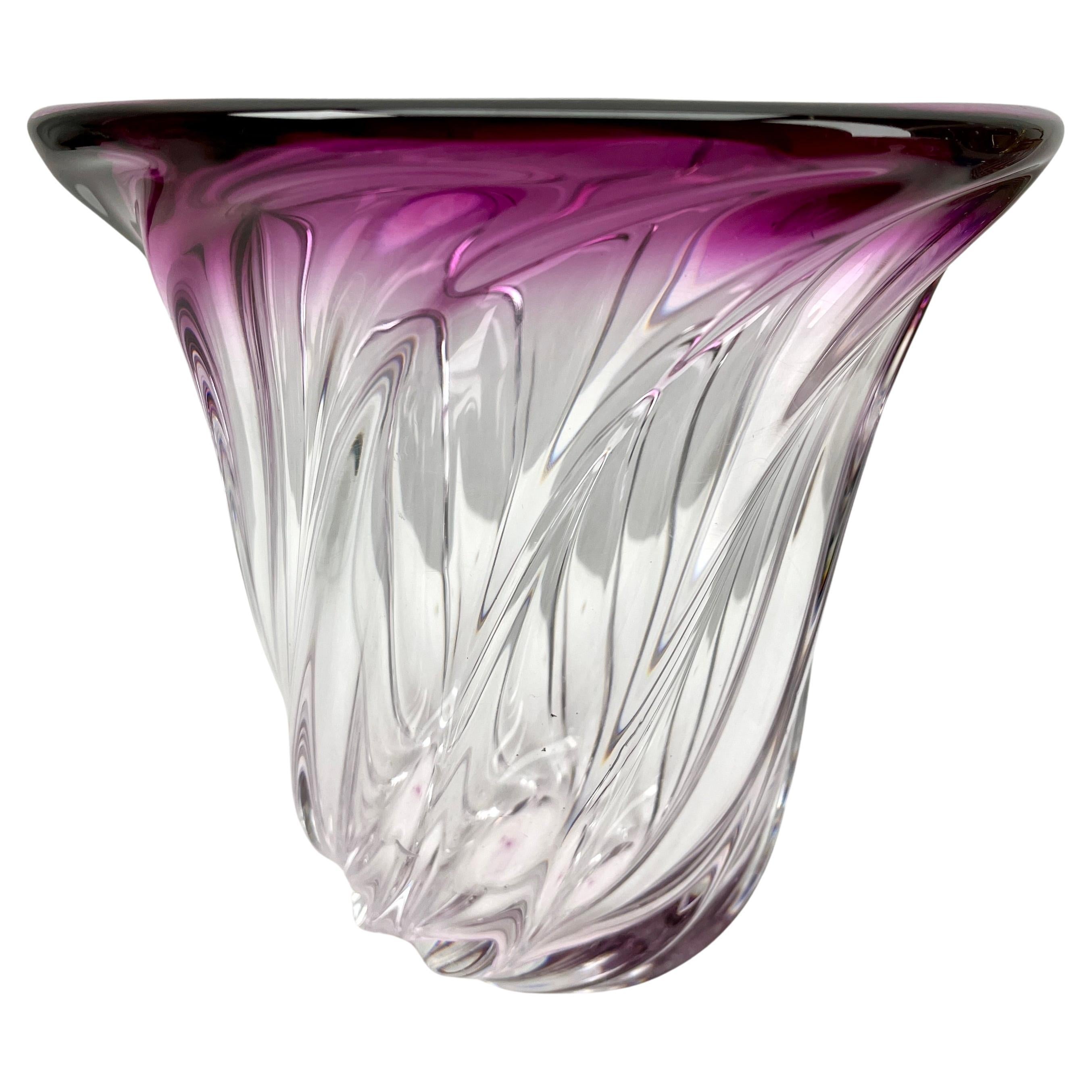 Val Saint Lambert, Vase à noyau de cristal sculpté  , Belgique.

Lourd vase en cristal Val Saint Lambert catalogué dans les années 1950.
La couleur centrale améthyste (traditionnellement préférée par VSL) a été recouverte d'une épaisse couche de