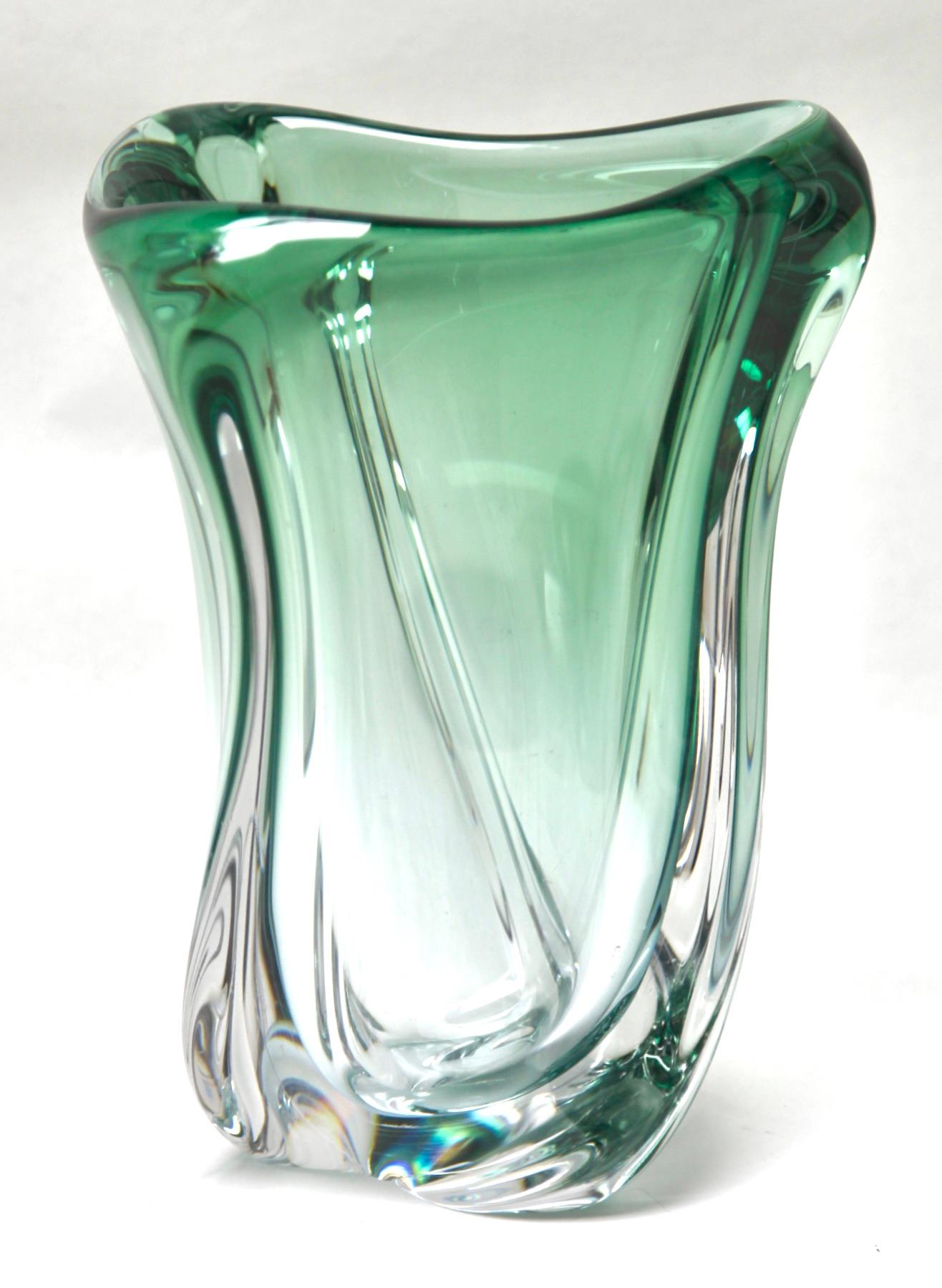 Lourd vase en cristal Val Saint Lambert.
La couleur verte centrale (traditionnellement préférée de VSL) a été recouverte d'un Sommerso épais (couche transparente à l'extérieur) et sculptée avec des courbes subtiles par les maîtres artisans de la