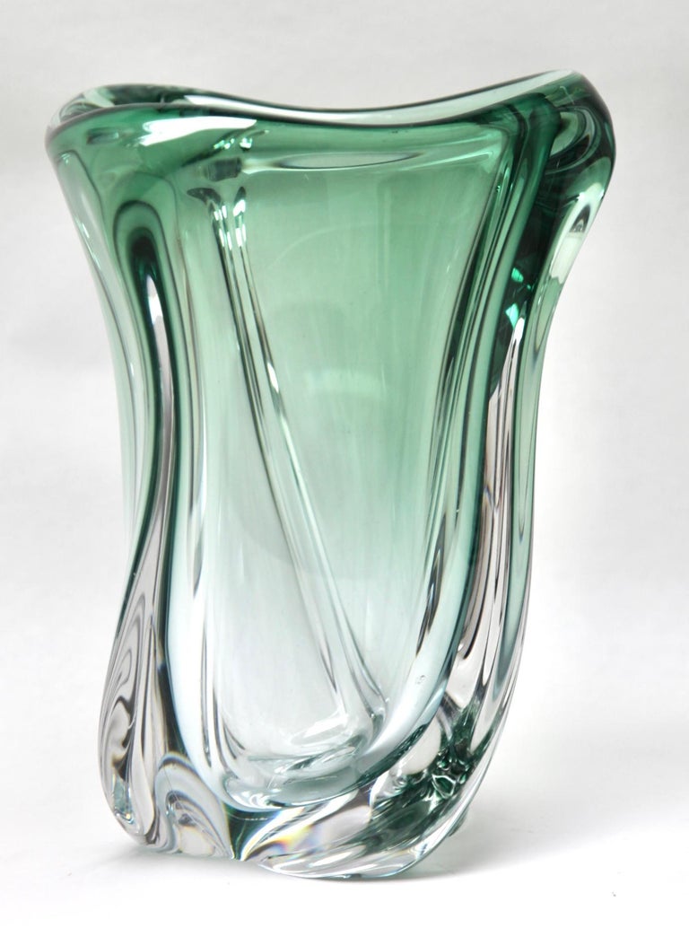 Vase en cristal sculpté vert avec cœur Sommerso du Val Saint Lambert,  Belgique En vente sur 1stDibs