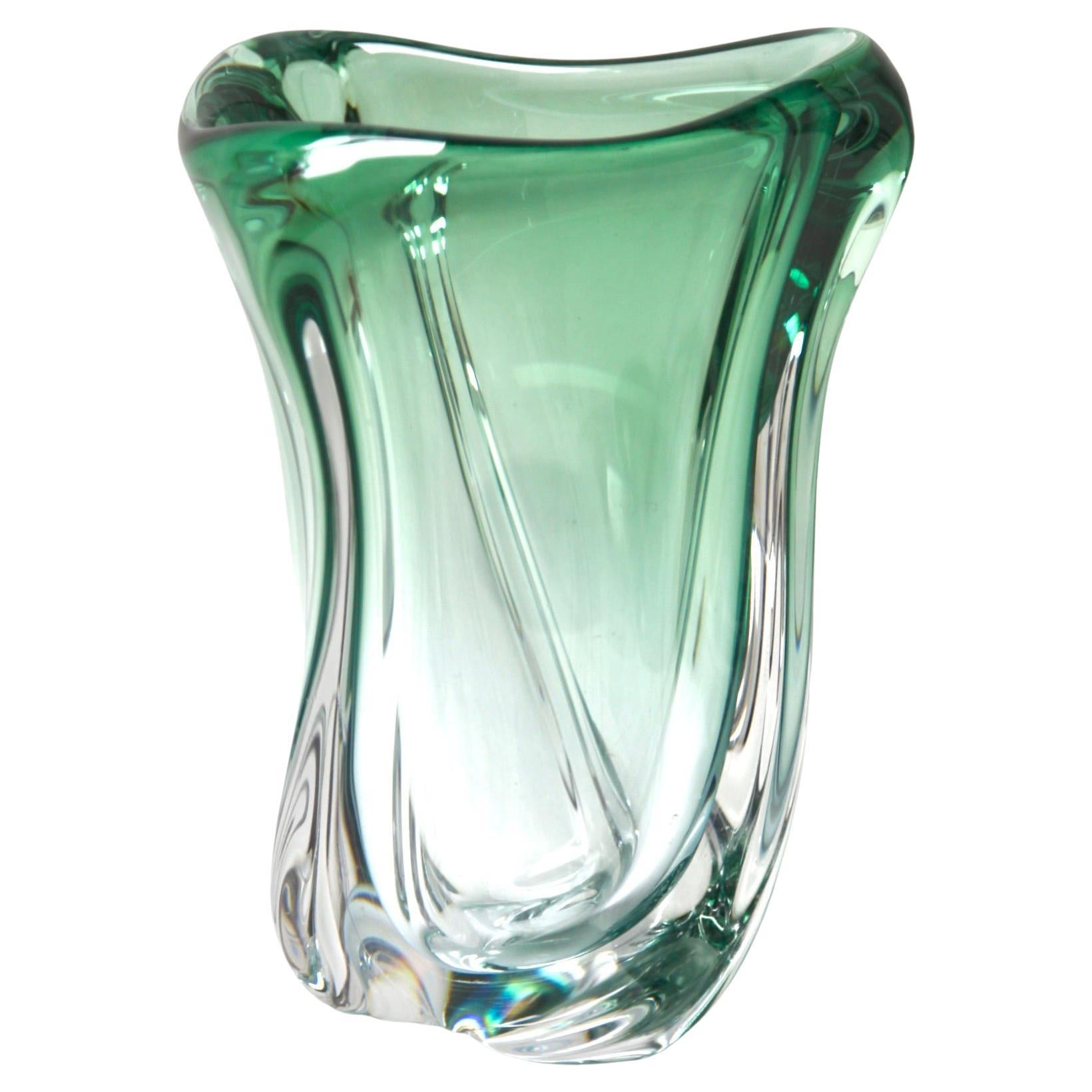 Vase en cristal sculpté vert avec cœur Sommerso du Val Saint Lambert, Belgique