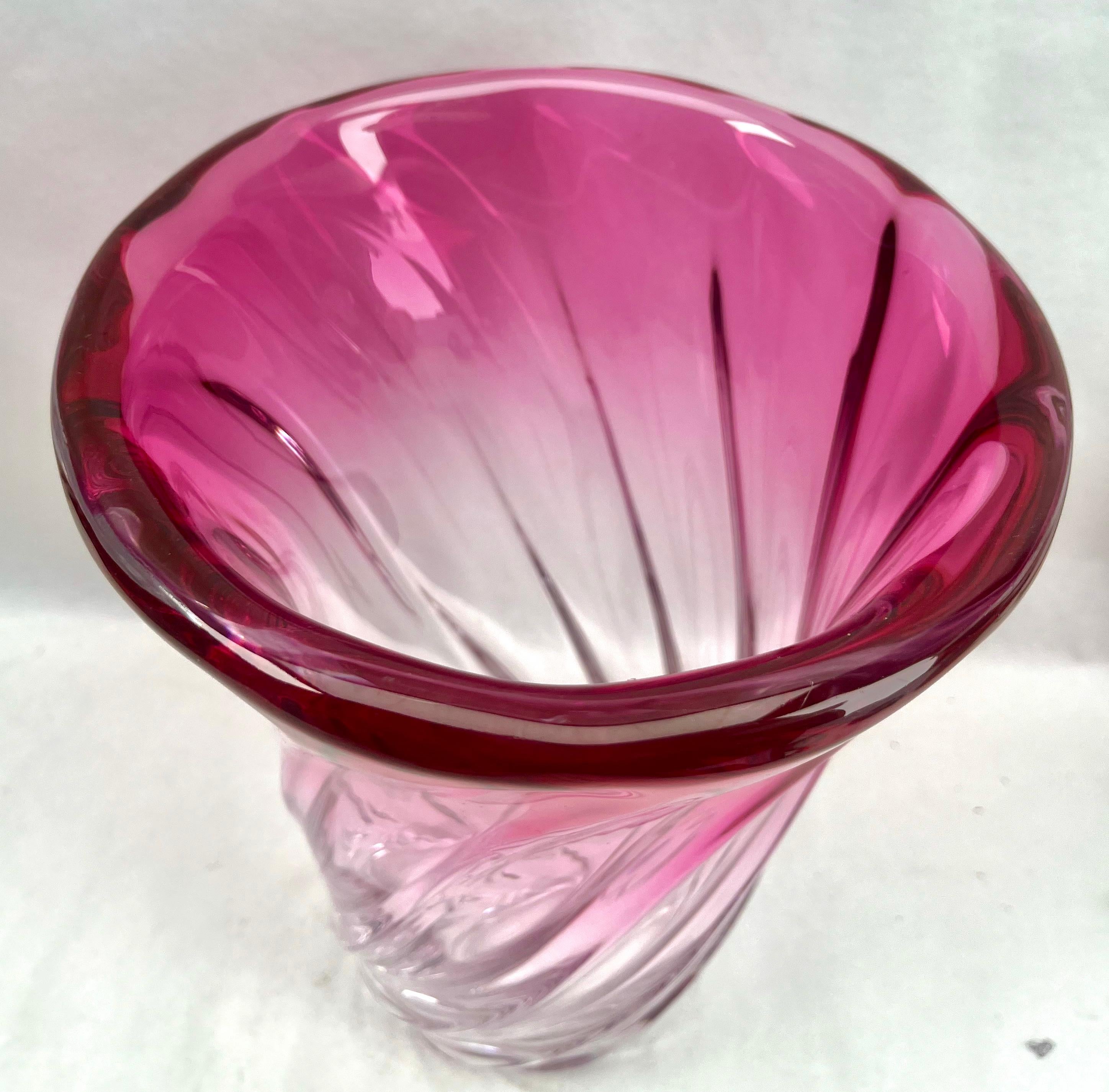 Fait main Val Saint Lambert  Vase en cristal sculpté avec cœur en améthyste, Belgique en vente