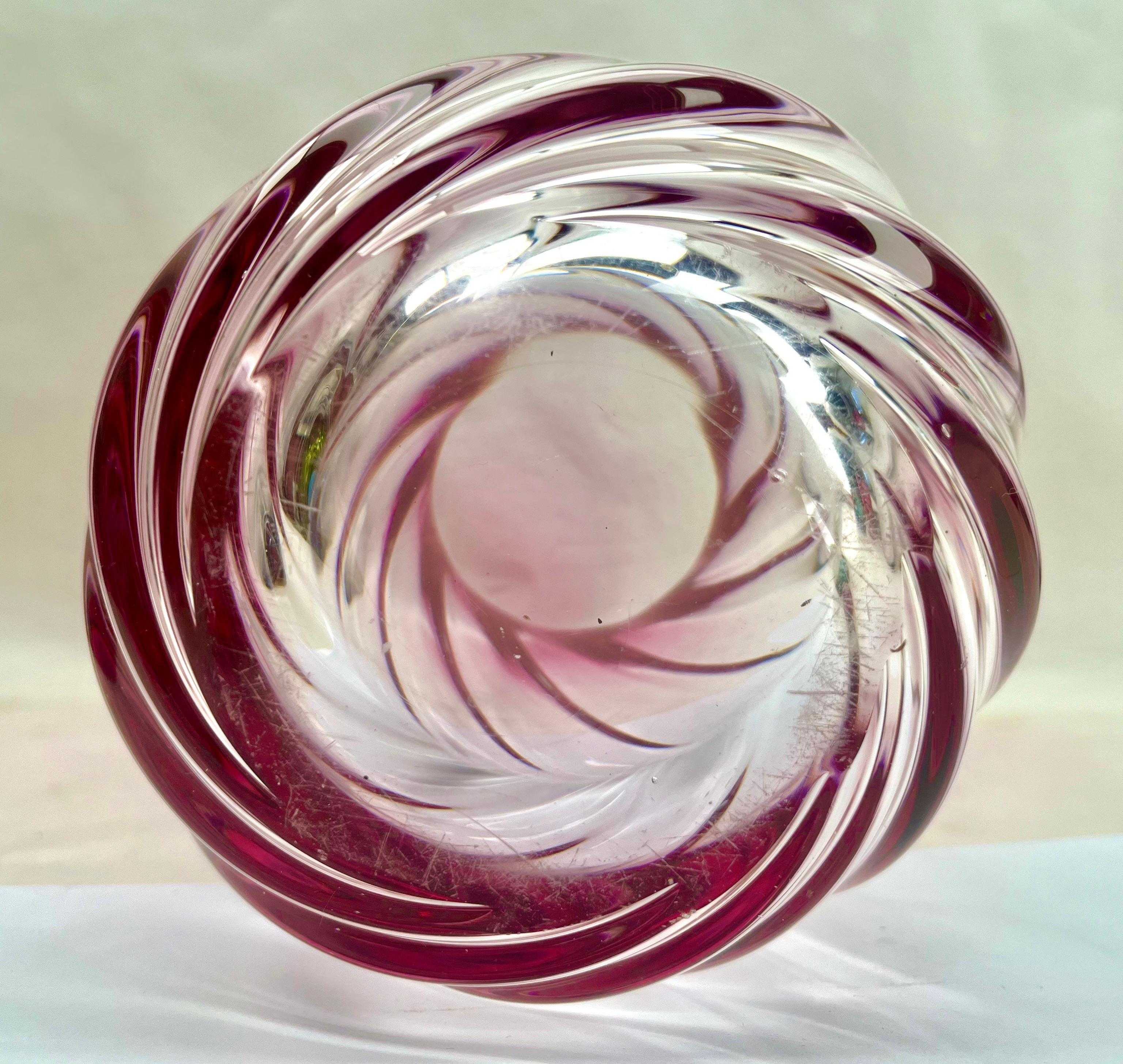 Cristal Val Saint Lambert  Vase en cristal sculpté avec cœur en améthyste, Belgique en vente
