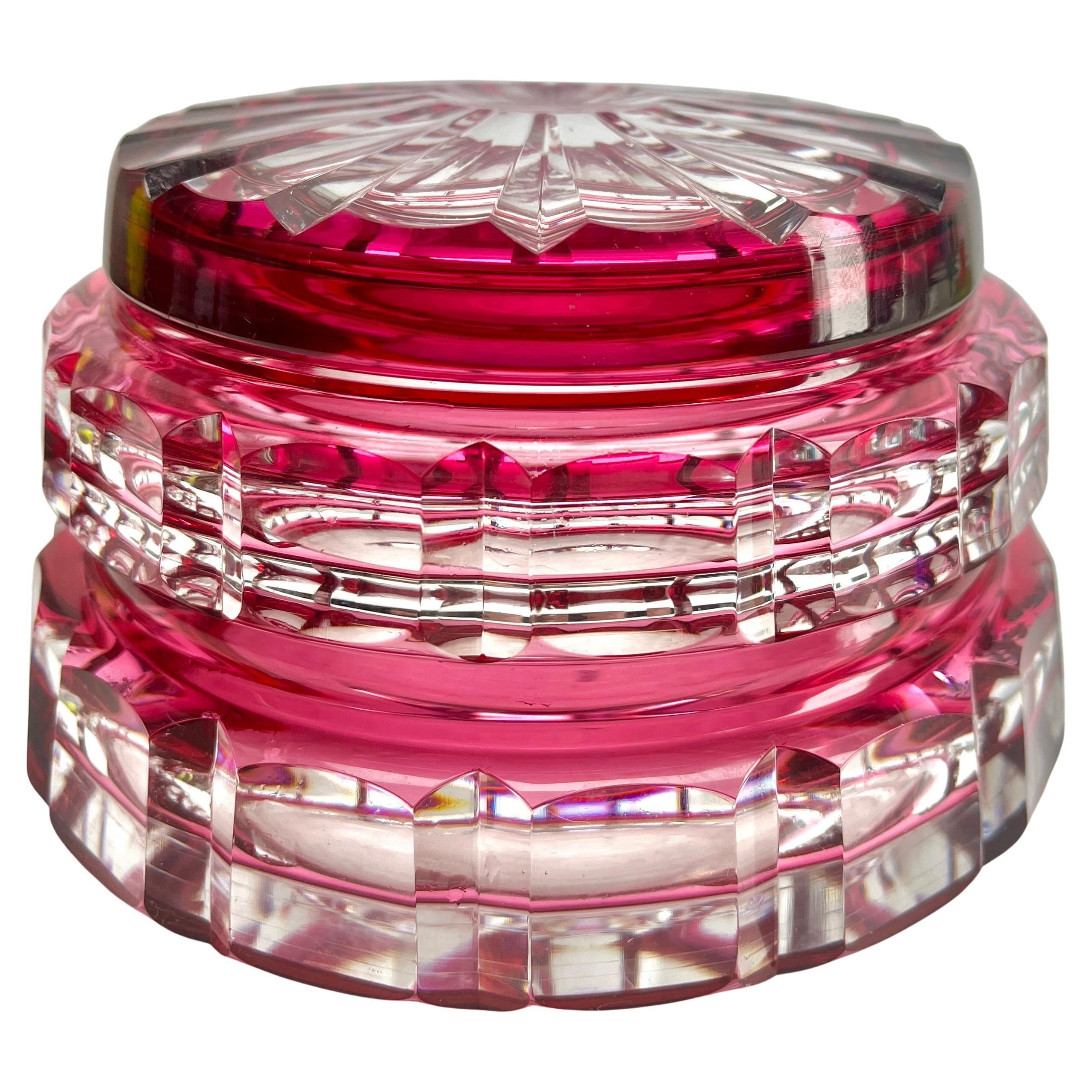 Val Saint Lambert Signé 
Bonbonière en cristal vibrant avec une décoration Art déco en cristal taillé. 
Poids Cristal 1.9 Kg
Très coloré, il constitue une belle addition lumineuse pour tout décorateur.
C'est tout simplement magnifique.

N'hésitez
