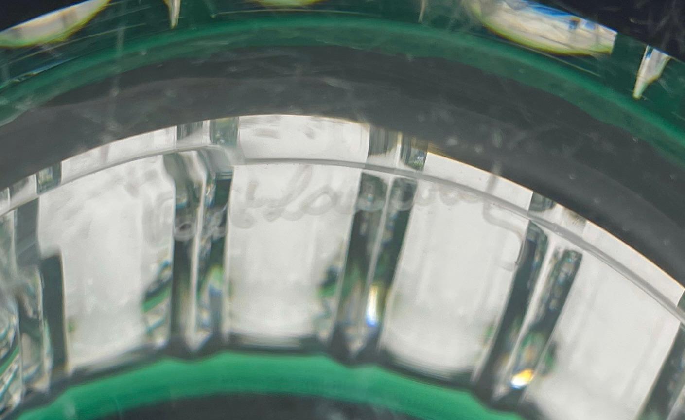 Art déco Vase en cristal vert signé Val Saint Lambert, taillé à la main Belgique, années 1950 en vente