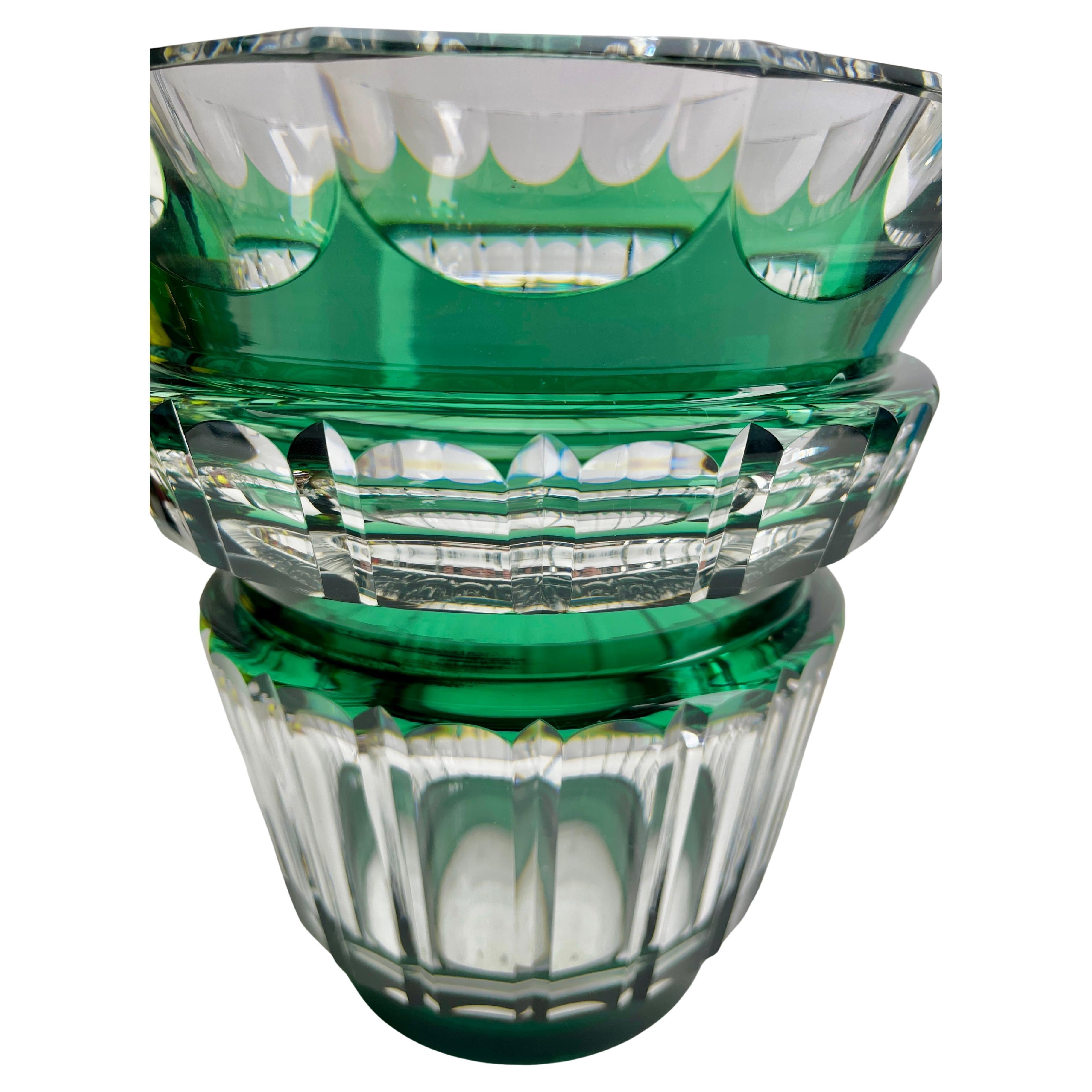 Facetté Vase en cristal vert signé Val Saint Lambert, taillé à la main Belgique, années 1950 en vente