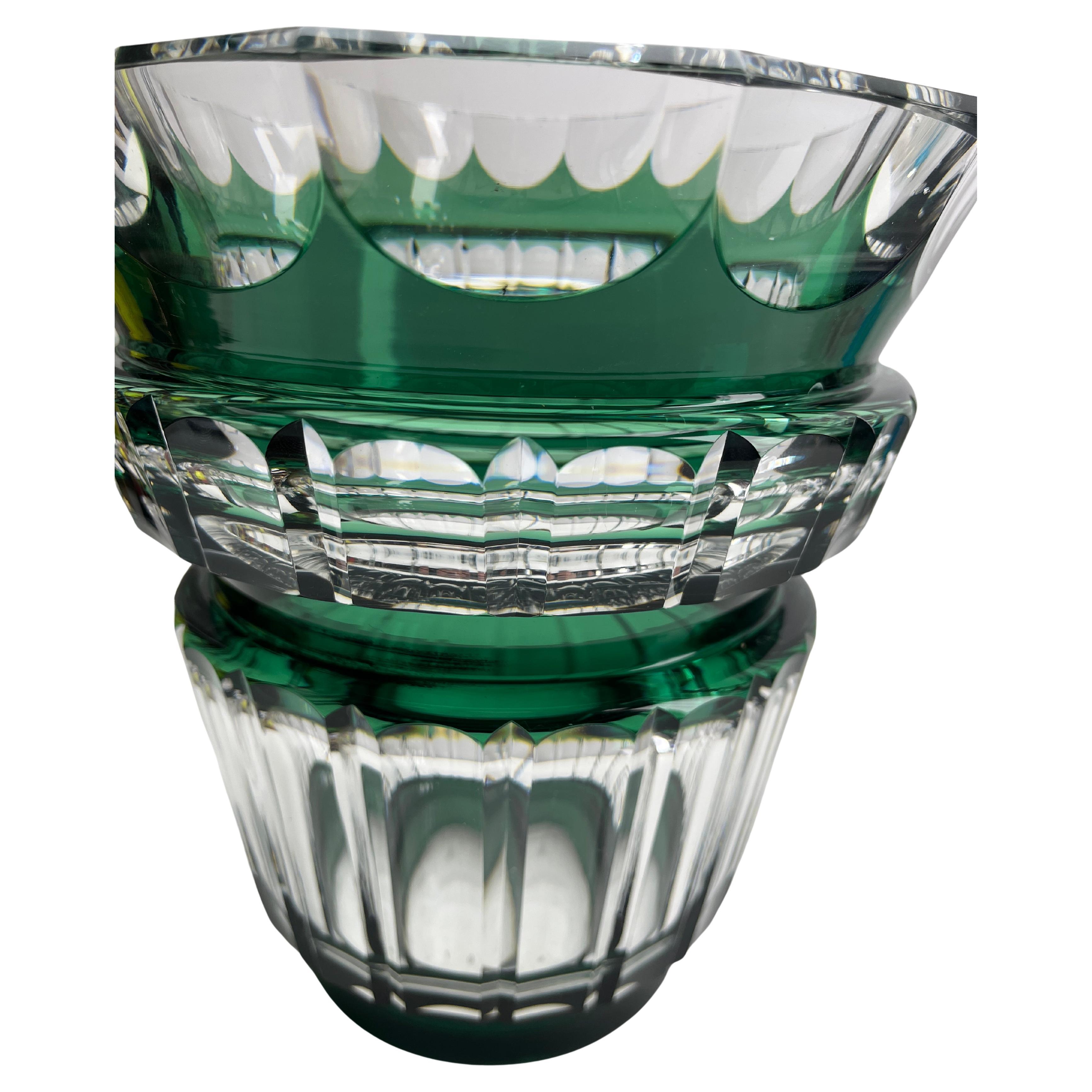 Cristal Vase en cristal vert signé Val Saint Lambert, taillé à la main Belgique, années 1950 en vente