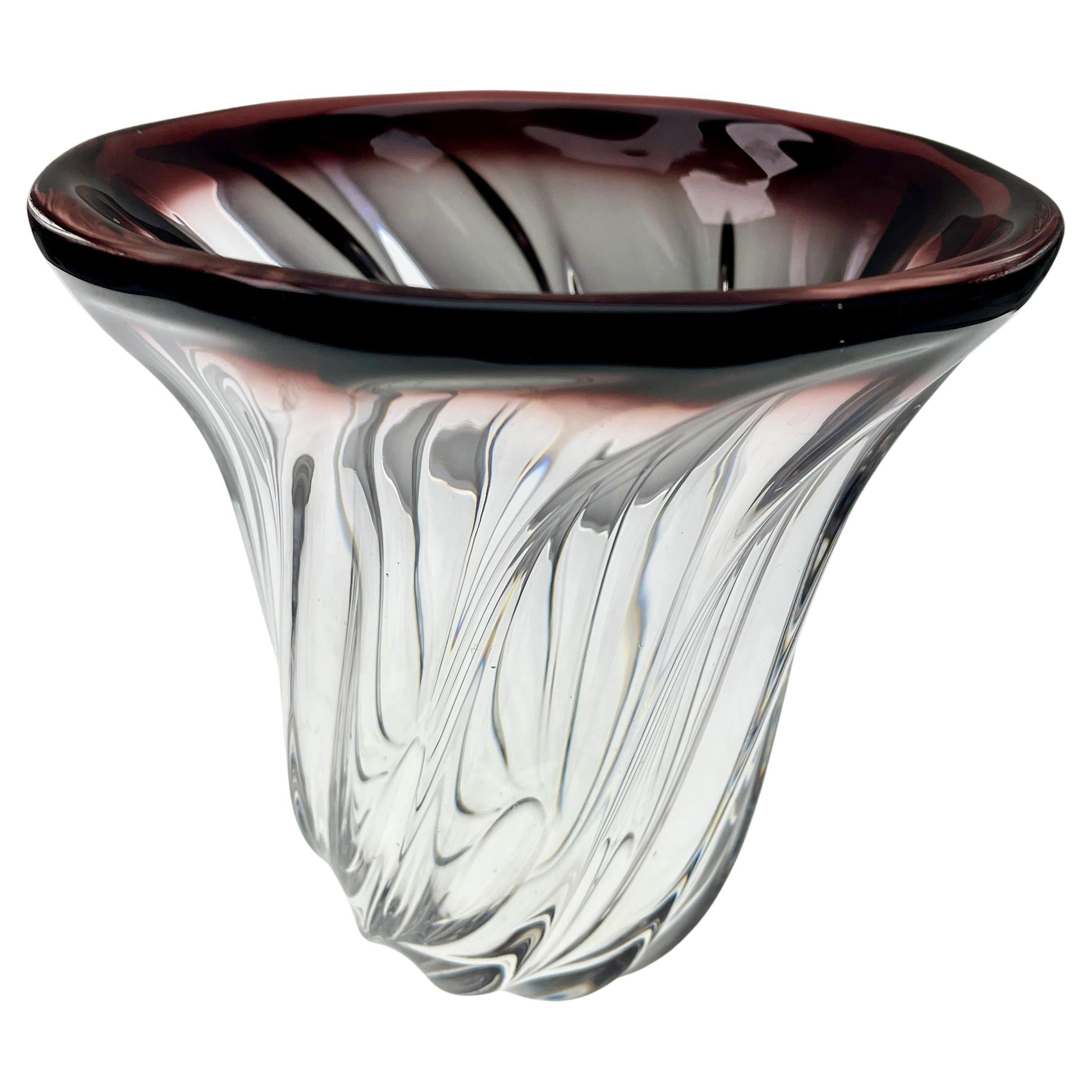 Mid-Century moderno Val Saint Lambert Vaso di cristallo scolpito e firmato Belgio in vendita