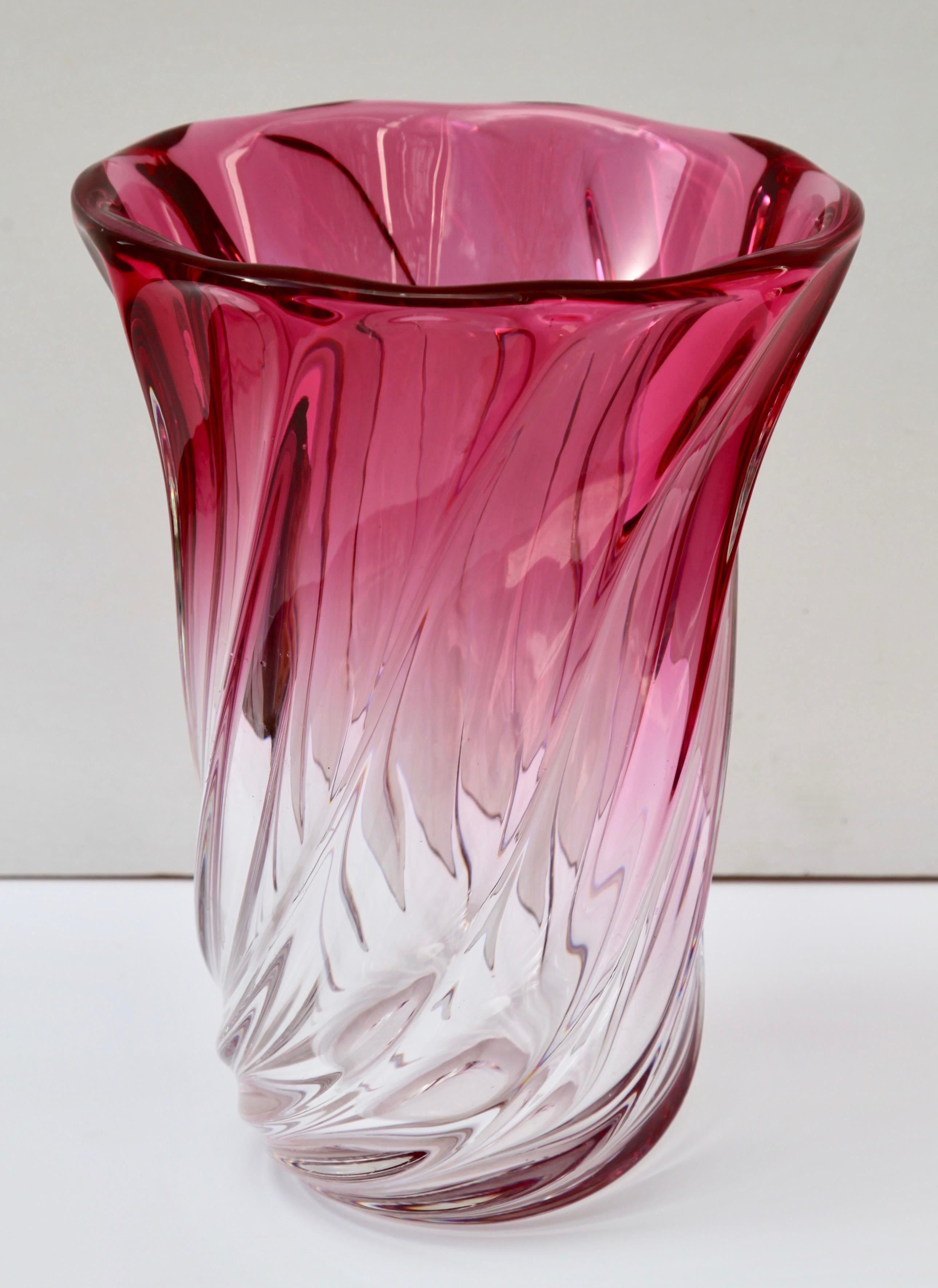 Mid-Century Modern Vase en cristal sculpté signé Val Saint Lambert avec cœur en améthyste, Belgique en vente