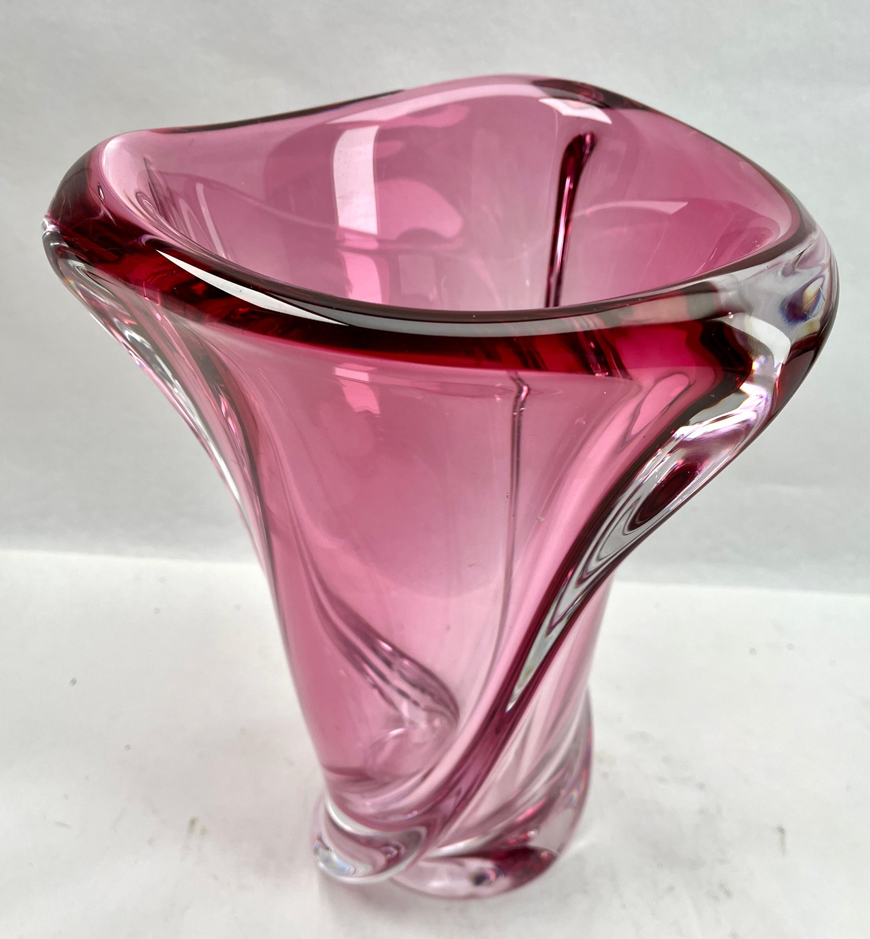 Fait main Vase en cristal sculpté signé Val Saint Lambert avec cœur en améthyste, Belgique en vente
