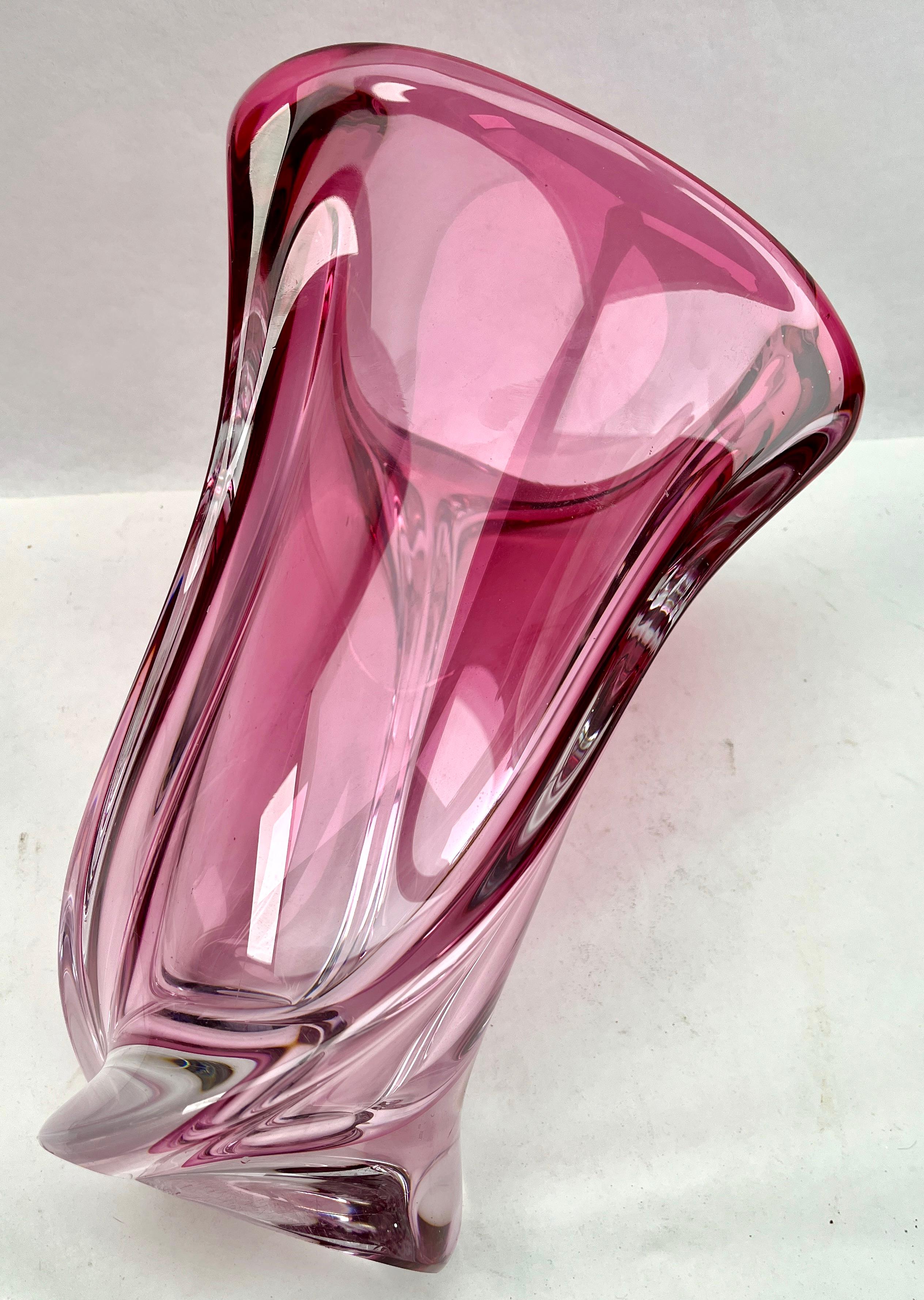 Milieu du XXe siècle Vase en cristal sculpté signé Val Saint Lambert avec cœur en améthyste, Belgique en vente