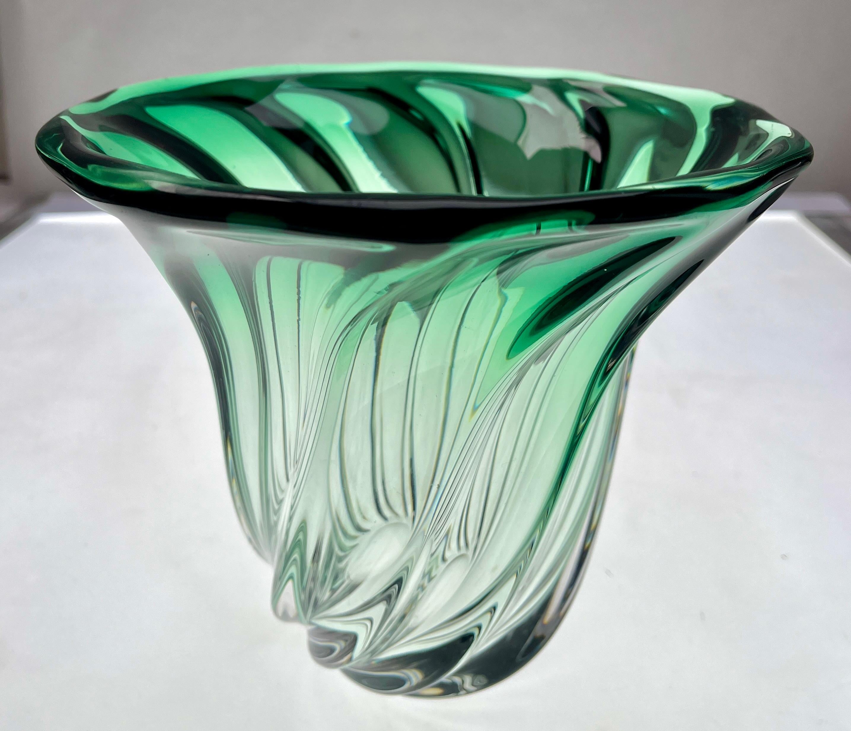 Val Saint Lambert, Jarrón de cristal esculpido firmado con núcleo verde, Bélgica Hecho a mano en venta