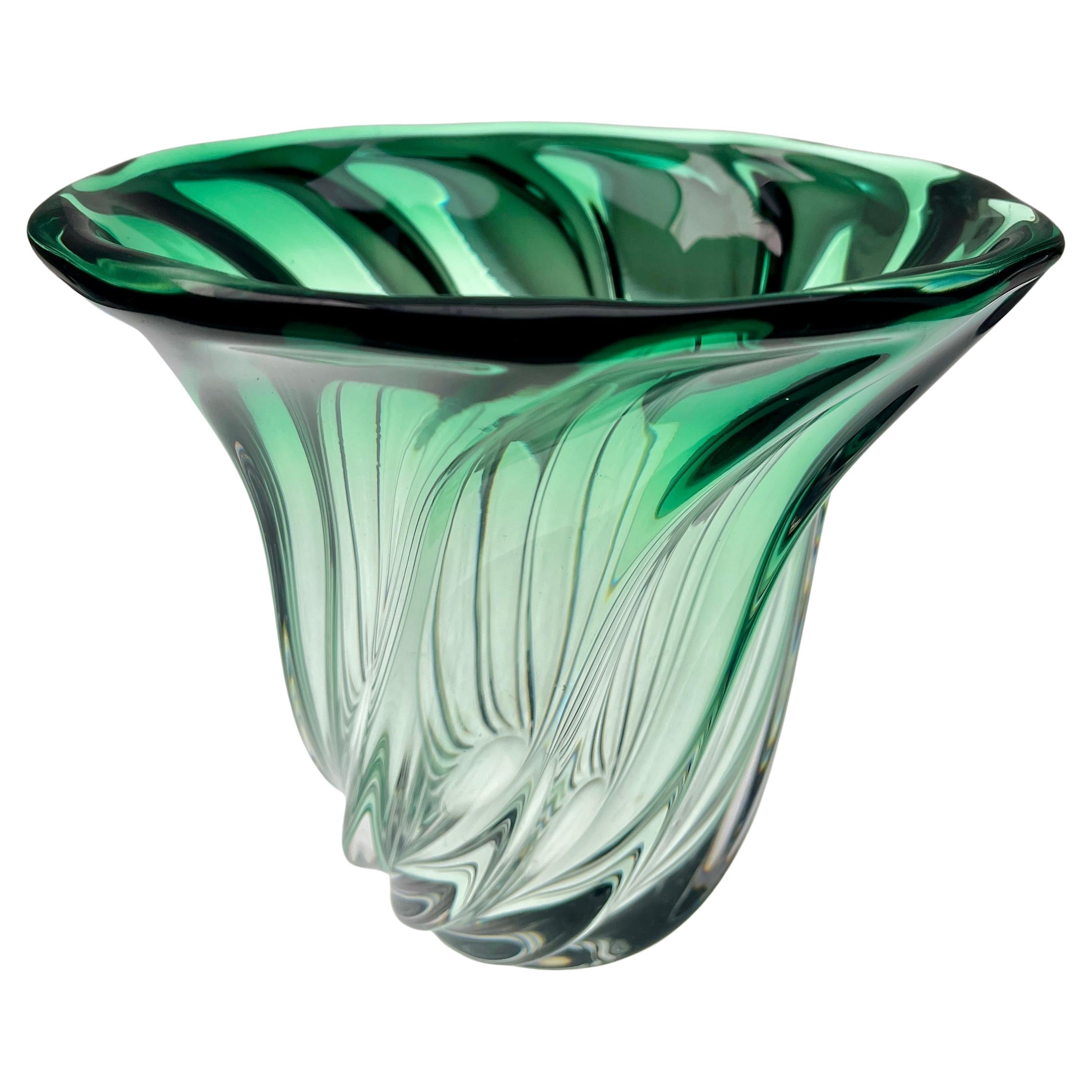 Val Saint Lambert, Vaso di cristallo scolpito e firmato con nucleo verde, Belgio