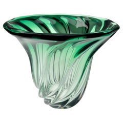 Val Saint Lambert, Vaso di cristallo scolpito e firmato con nucleo verde, Belgio