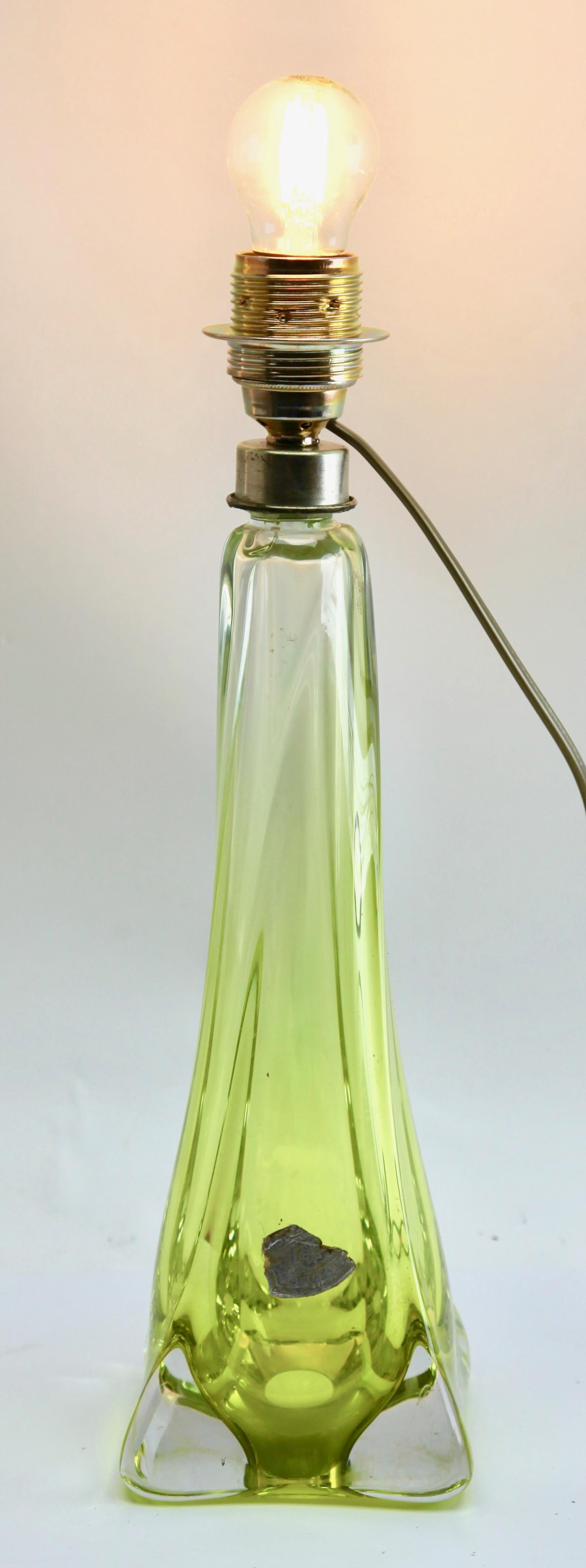 Mid-Century Modern Lampe de bureau en verre de cristal torsadé « Torsadé Light » signée Val Saint Lambert, années 1953 en vente